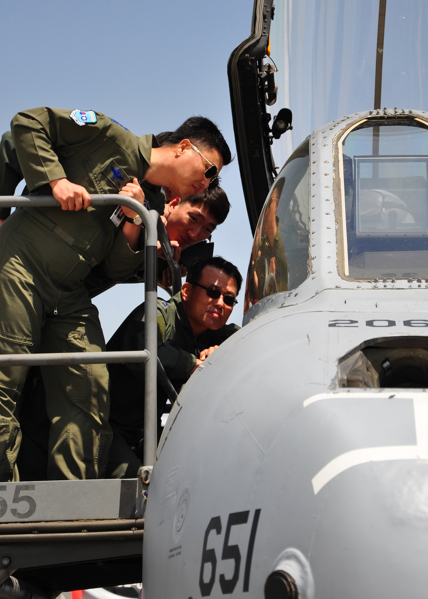 Joint terminal attack controllers, or JTACs, with the 607th Air Support Operations Group here recently showed off new digital capabilities during a demonstration with members of the Republic of Korea Air Force. The demonstration highlighted advanced equipment the controllers use when transmitting data digitally to aircraft in the field rather than using big, bulky, outdated equipment and transmitting everything via radio. (U.S. Air Force photo/Staff Sgt. Chad Thompson)