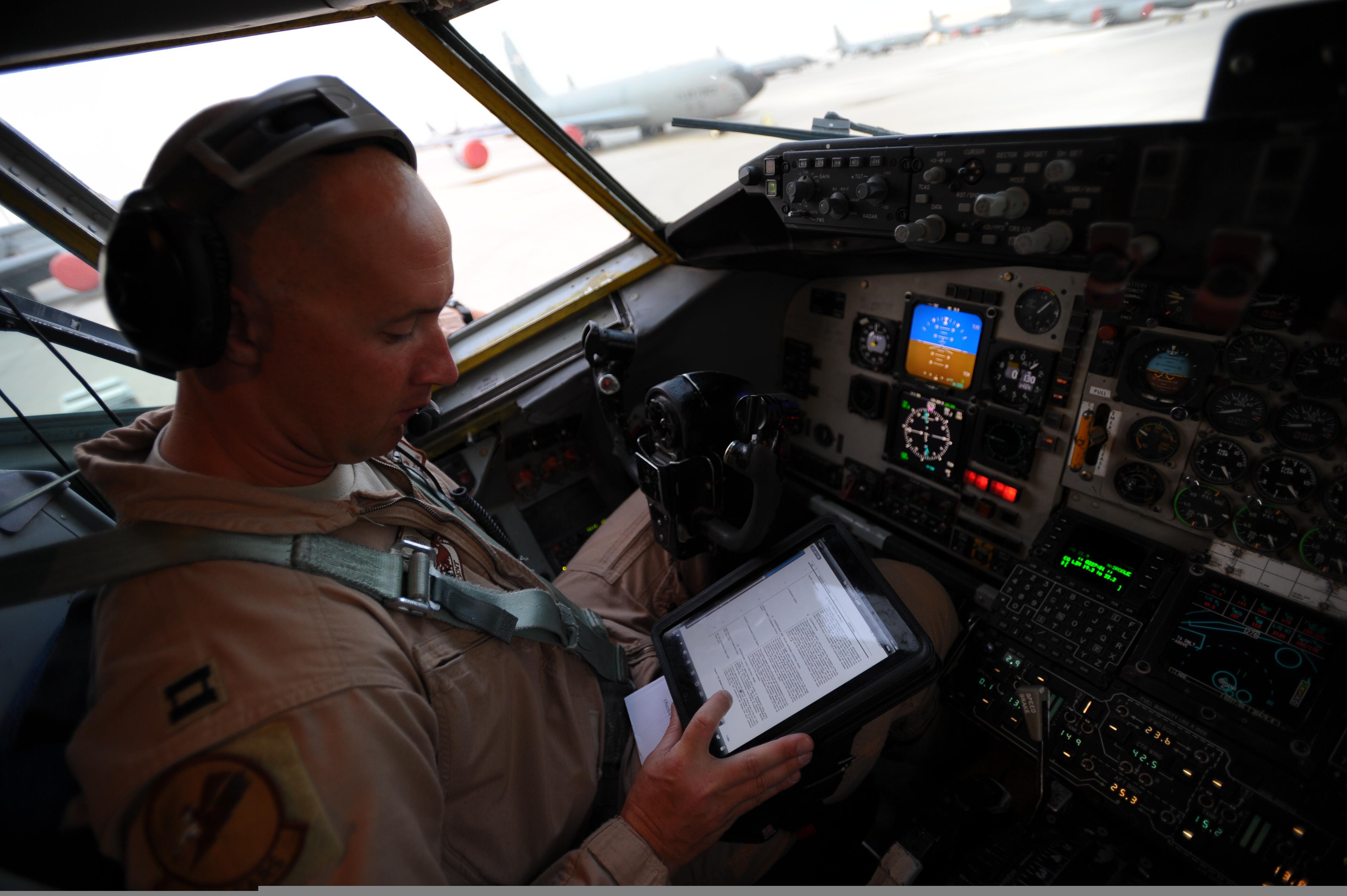 Electronic flight bags could boost operational safety, effectiveness