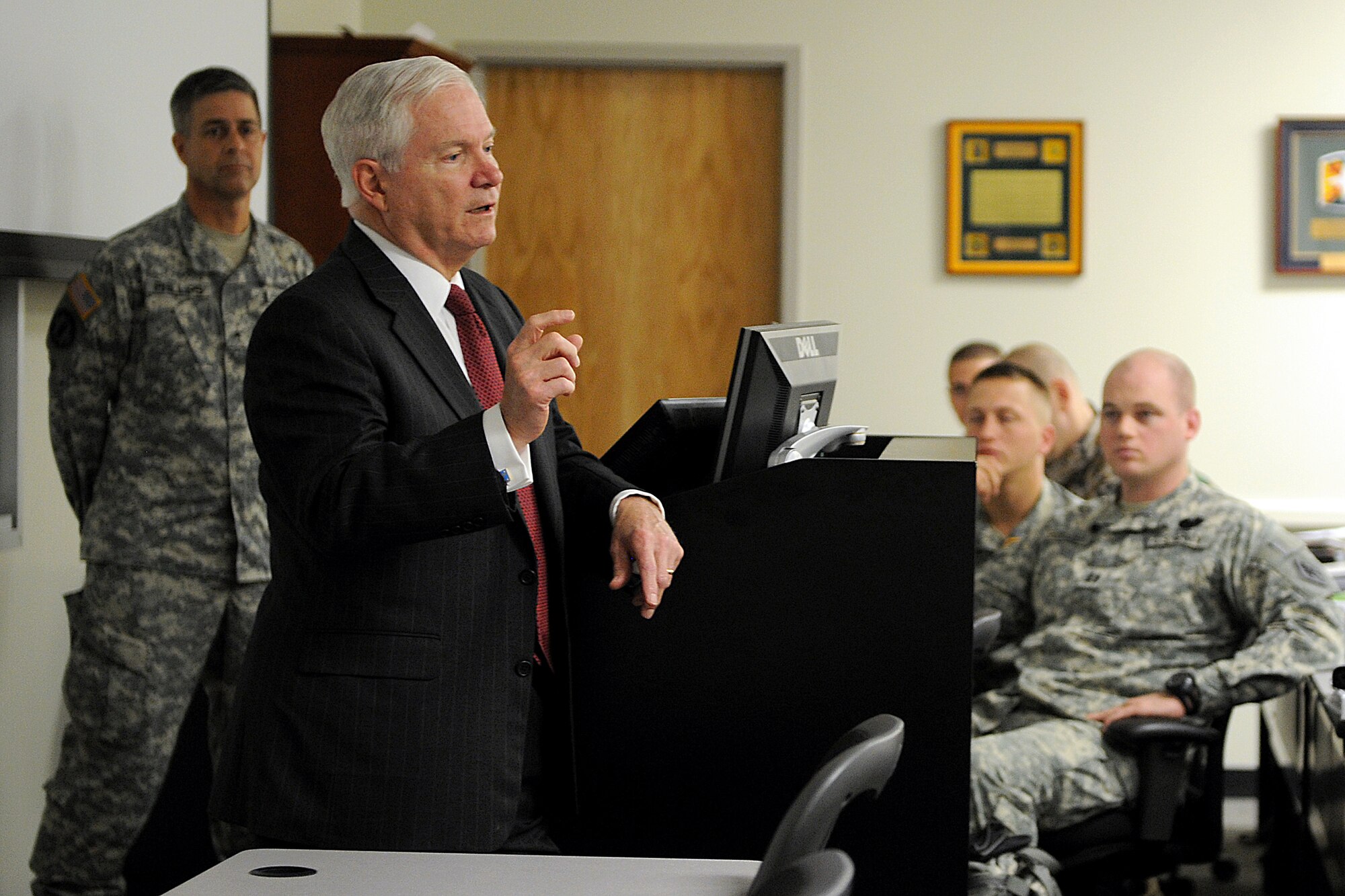 Defense Secretary Robert M. Gates speaks with students at Ft. Leonard Wood, Mo.,  May 19, 2011.  (Defense Department photo/Cherie Cullen)