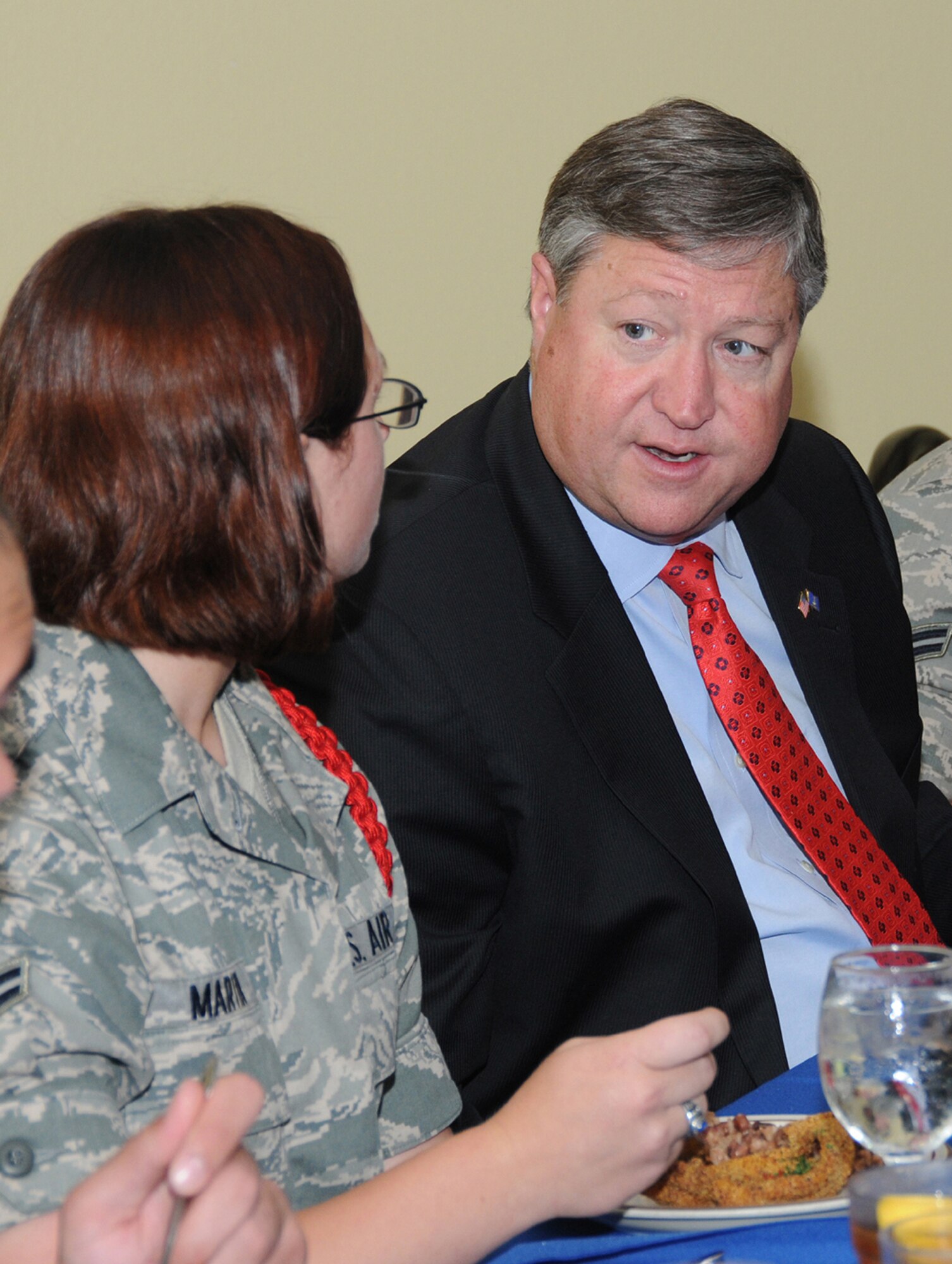 Airman 1st Class Chelsea Martin, left, a student in the 332nd Training Squadron, chats with Secretary of the Air Force Michael Donley during lunch with students at Keesler's Live Oak Dining Facility.  Secretary Donley and Chief Master Sgt. of the Air Force James Roy visited Keesler May 19.  (U.S. Air Force photo by Kemberly Groue)