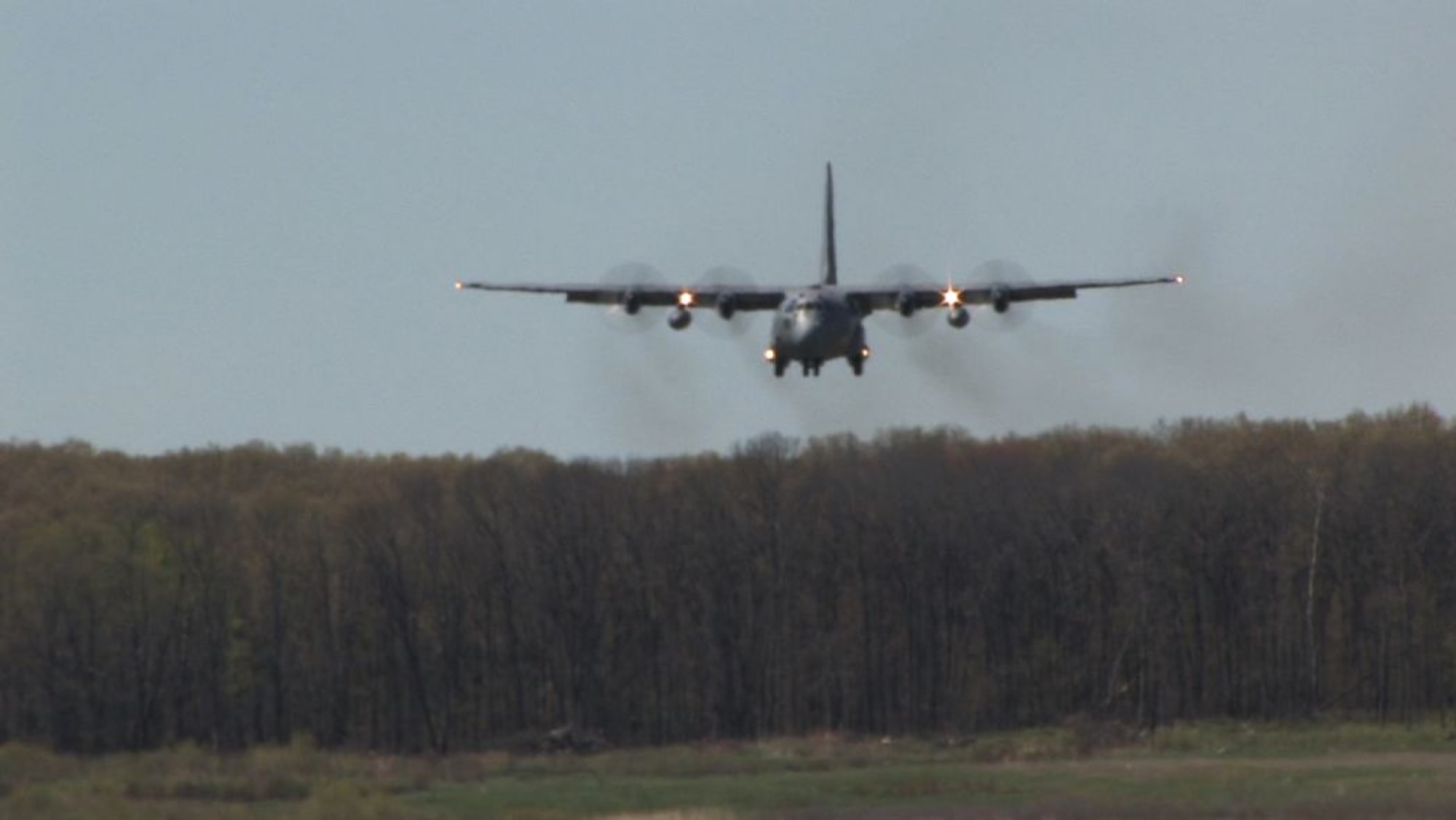 A 934th Airlift Wing C-130 practices landings on a dirt runway at Fort Ripley, Minn. (Air Force photo/Wendy Cormier)