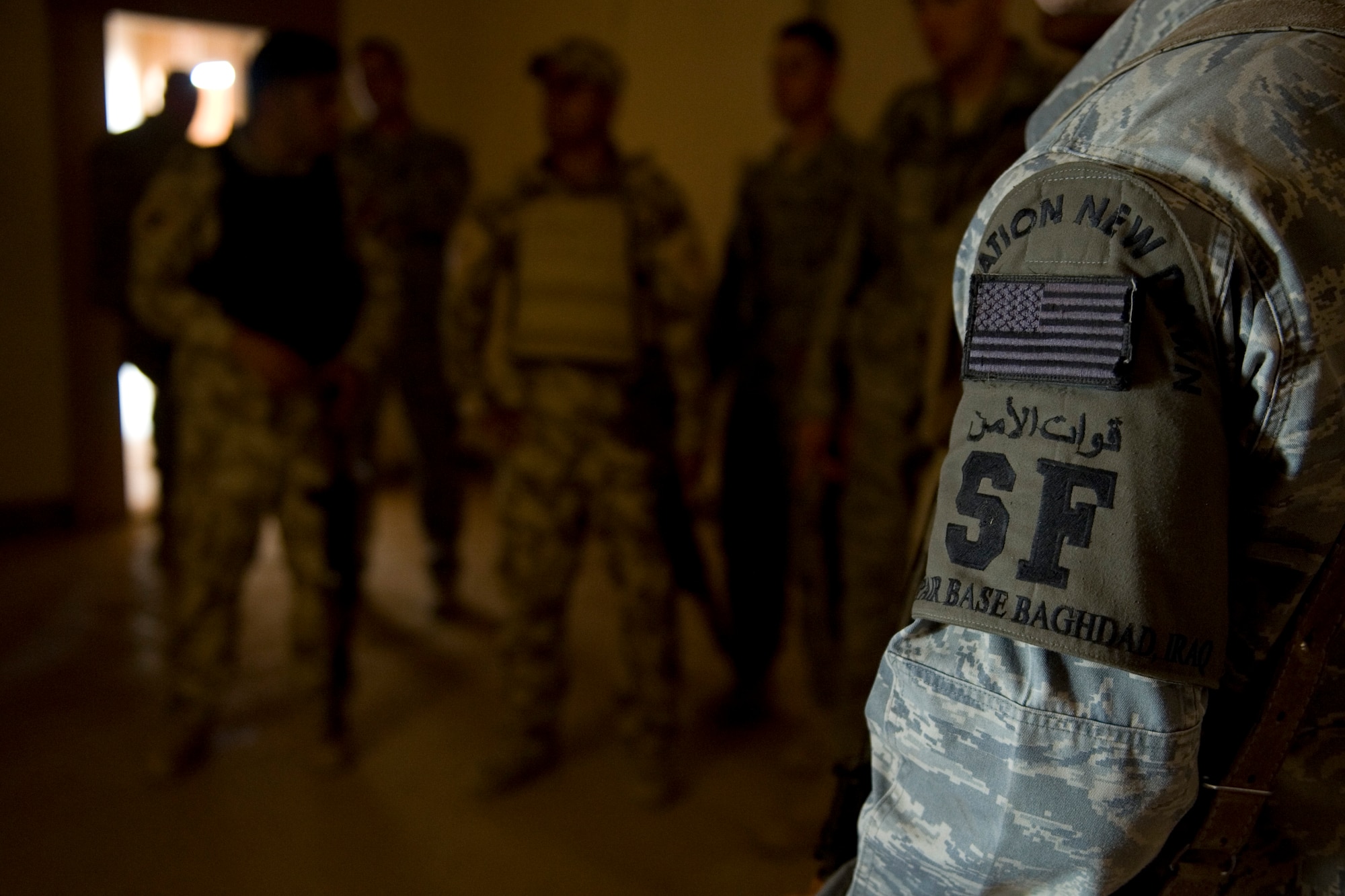 SATHER AIR BASE, Iraq -- A 447th Expeditionary Security Forces Squadron member discusses urban combat tactics with Iraqi security forces members May 23. The Iraqi servicemembers were undergoing advanced security forces training to prepare for personal security detail training. (U.S. Air Force photo by Staff Sgt. Levi Riendeau)