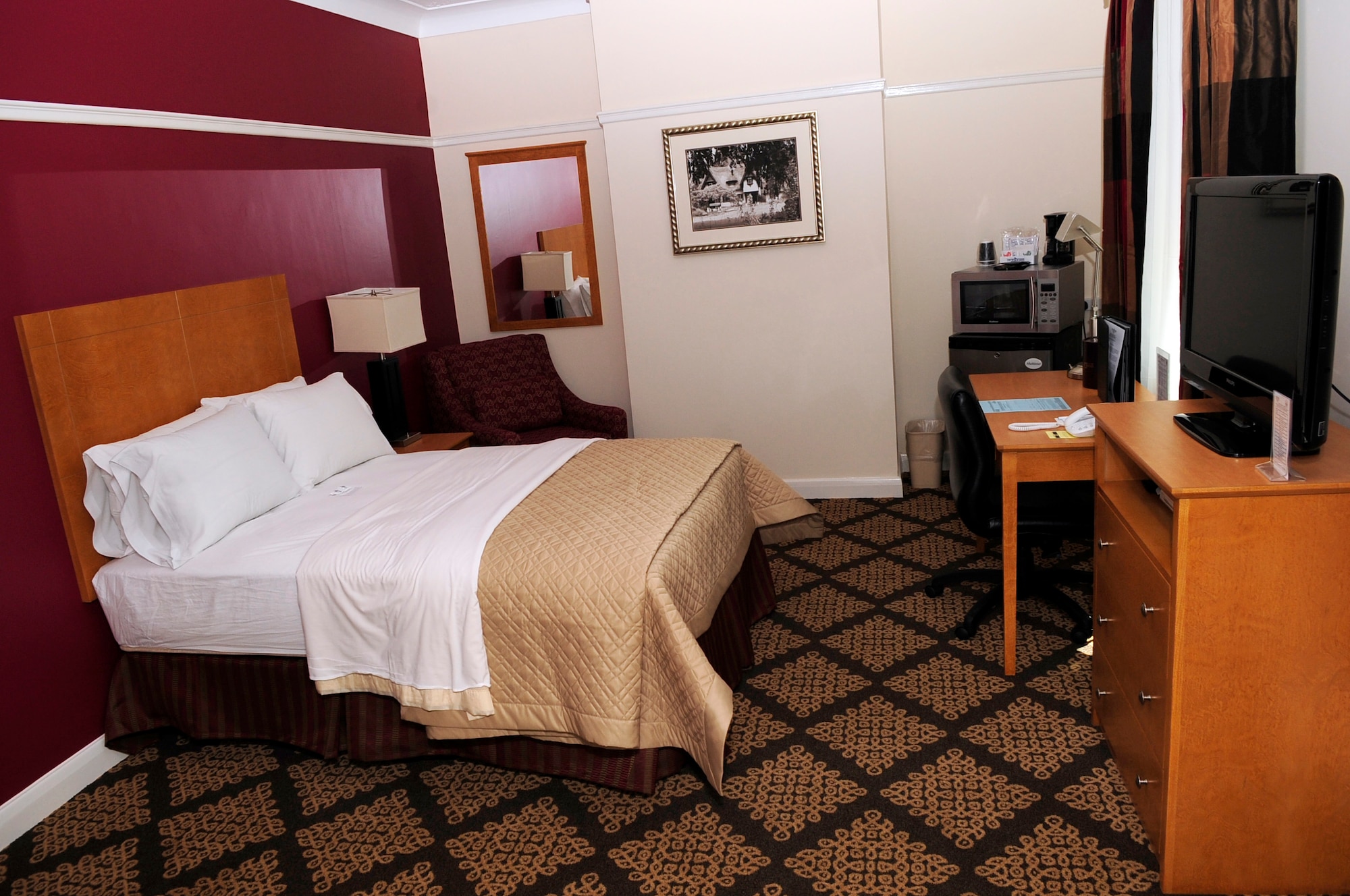 RAF MILDENHALL, England -- A newly renovated room at Middleton Hall is ready for use after reopening here May 25, 2011. There were a total of 38 visiting quarters and six distinguished-visitor suites renovated at Middleton Hall to allow more lodging for visiting guests.  (U.S. Air Force photo/Senior Airman Ethan Morgan) 