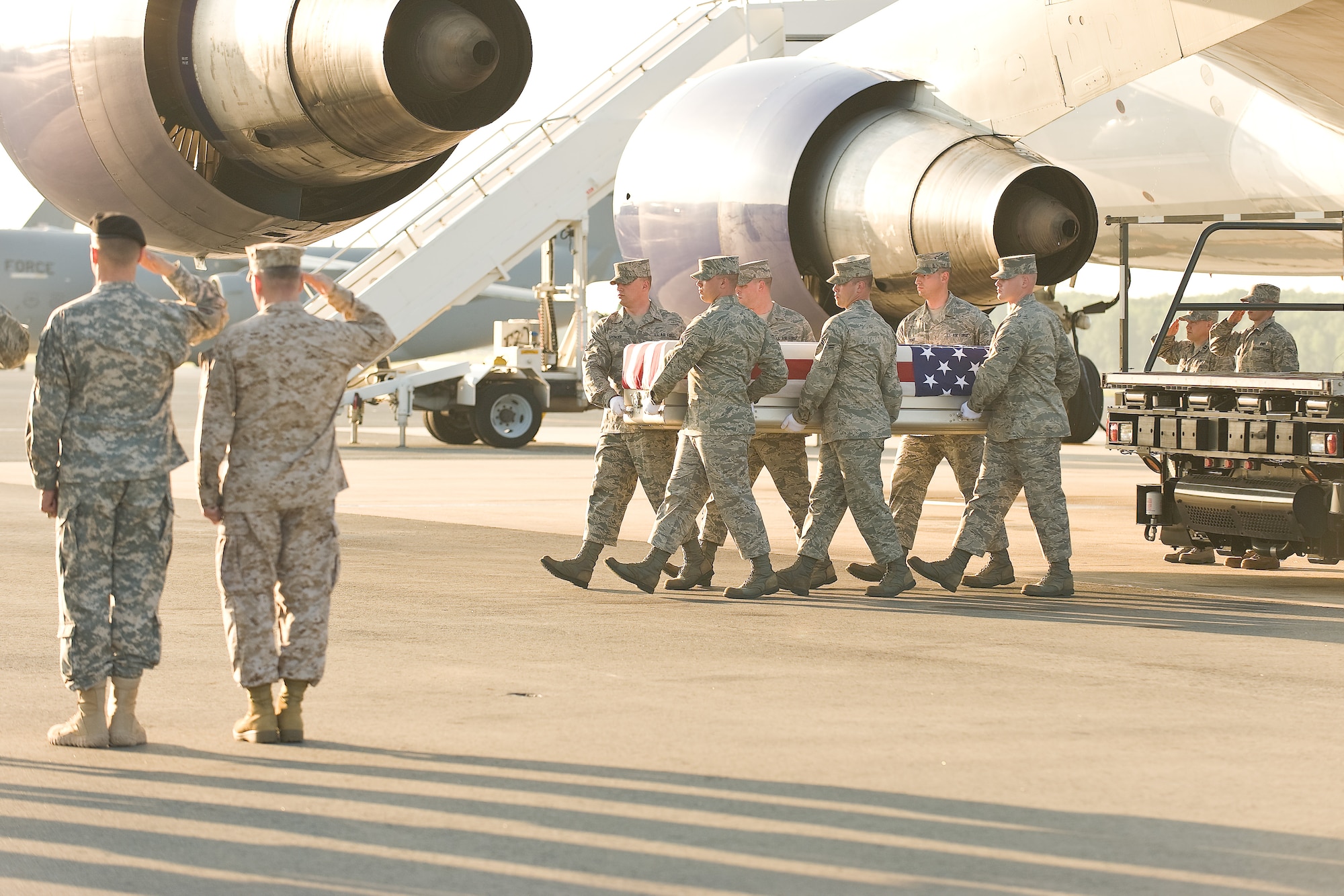 A U.S. Air Force carry team transfers the remains of Air Force Tech. Sgt. Kristoffer M. Solesbee, of Citrus Heights, Calif., at Dover Air Force Base, Del., May 28, 2011. Solesbee was assigned to the 775th Civil Engineer Squadron, Hill Air Force Base, Utah. (U.S. Air Force photo/Roland Balik)