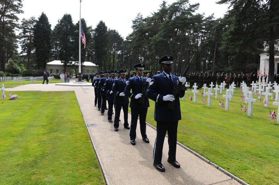 BROOKWOOD AMERICAN CEMETERY, United Kingdom - The 423rd Air Base Honor Guard give a 21-gun salute during a Memorial Day ceremony here May 29. (U.S. Air Force photo by Tech. Sgt. John Barton)