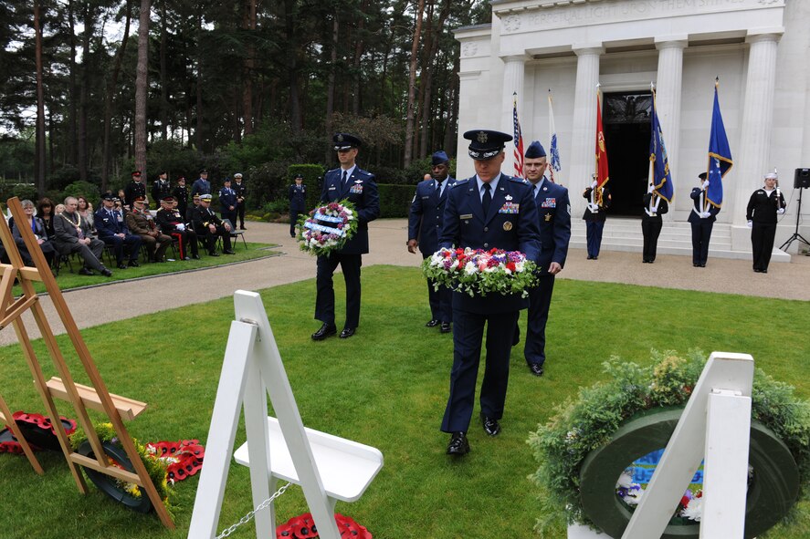 BROOKWOOD AMERICAN CEMETERY, United Kingdom - Col. Jeffrey Yocum (right), 501st Combat Support Wing vice commander, and Col. Jeffrey Renner, 422nd Air Base Group commander, pay their respects during a Memorial Day ceremony here May 29. (U.S. Air Force photo by Tech. Sgt. John Barton)