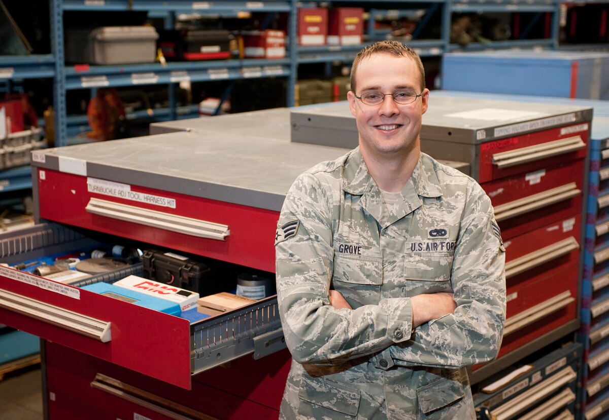 趣味・スポーツ・実用 USAF ORGANIZATIONAL MAINTENANCE HANDBOOK Tool custodians help supply maintainers > Travis Air Force