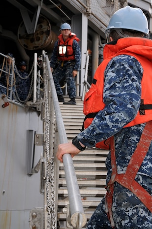 Seaman Nicholas Loewen (top) and Seaman Trevor Roberts set up USS Gunston Hall’s (LSD 44) accommodation ladder after mooring at Union Pier, downtown Charleston, Nov. 4. The Gunston Hall supports amphibious operations via helicopters, Landing Craft Air Cushion and conventional landing craft. Loewen and Roberts are attached to USS Gunston Hall (LSD 44) and work in 2nd Division Deck Department. (U.S. Navy photo/Petty Officer 1st Class Jennifer Hudson)