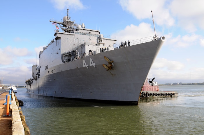 The Amphibious Dock Landing ship USS Gunston Hall (LSD 44) moors starboard side at Union Pier, downtown Charleston, Nov. 4. The ship’s crew will be conducting training with more than 80 Citadel Naval Reserve Officer Training Corps Midshipmen. The Gunston Hall supports amphibious operations via helicopters, Landing Craft Air Cushion and conventional landing craft. (U.S. Navy photo/Petty Officer 1st Class Jennifer Hudson)