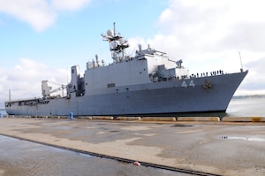 The Amphibious Dock Landing ship USS Gunston Hall (LSD 44) maneuvers alongside Union Pier, downtown Charleston, Nov. 4. The ship’s crew will be conducting training with more than 80 Citadel Naval Reserve Officer Training Corps Midshipmen. The Gunston Hall supports amphibious operations via helicopters, Landing Craft Air Cushion and conventional landing craft. (U.S. Navy photo/Petty Officer 1st Class Jennifer Hudson)