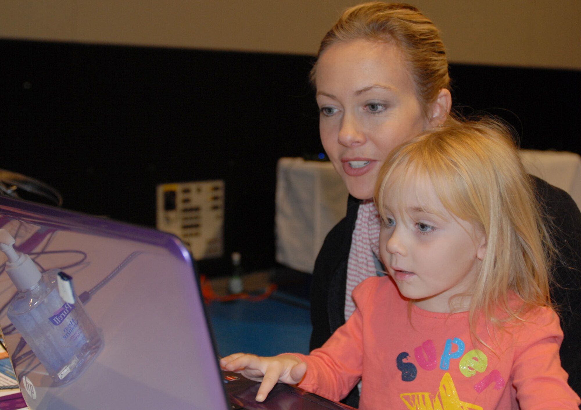 Vicki Diesing and her daughter try out Sesame Workshop’s new Military Families Near and Far website Nov. 5, 2011, during an event at Joint Base Myer-Henderson Hall, Va. The site will enable Diesing’s daughters to stay in touch with their father, who is deployed in Iraq. (Department of Defense photo/Elaine Sanchez)