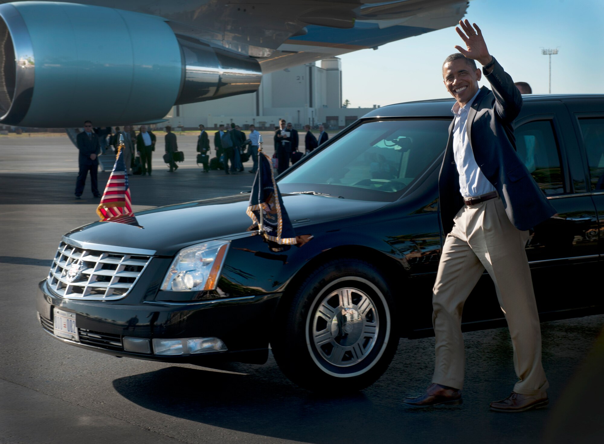 President Barack Obama waves goodbye to Airmen and local media as he prepares to depart Joint Base Pearl Harbor-Hickam, HI following the Asia Pacific Economic Corporation conferences in Honolulu, Nov 15. President Obama met with military members prior to his departure and shook hands as he greeted them. (U.S. Air Force photo/Senior Airman Lauren Main)
