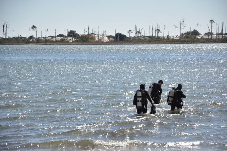 Students from Air Force Special Operations Command Special Tactics Training Squadron, Hurlburt Field, Fla., participate in a cleanup of the Hurlburt Marina Nov. 12, 2011. Volunteers cleared the waterways of 3,700 pounds of debris.(U.S. Air Force photo/Rachel Arroyo) RELEASED