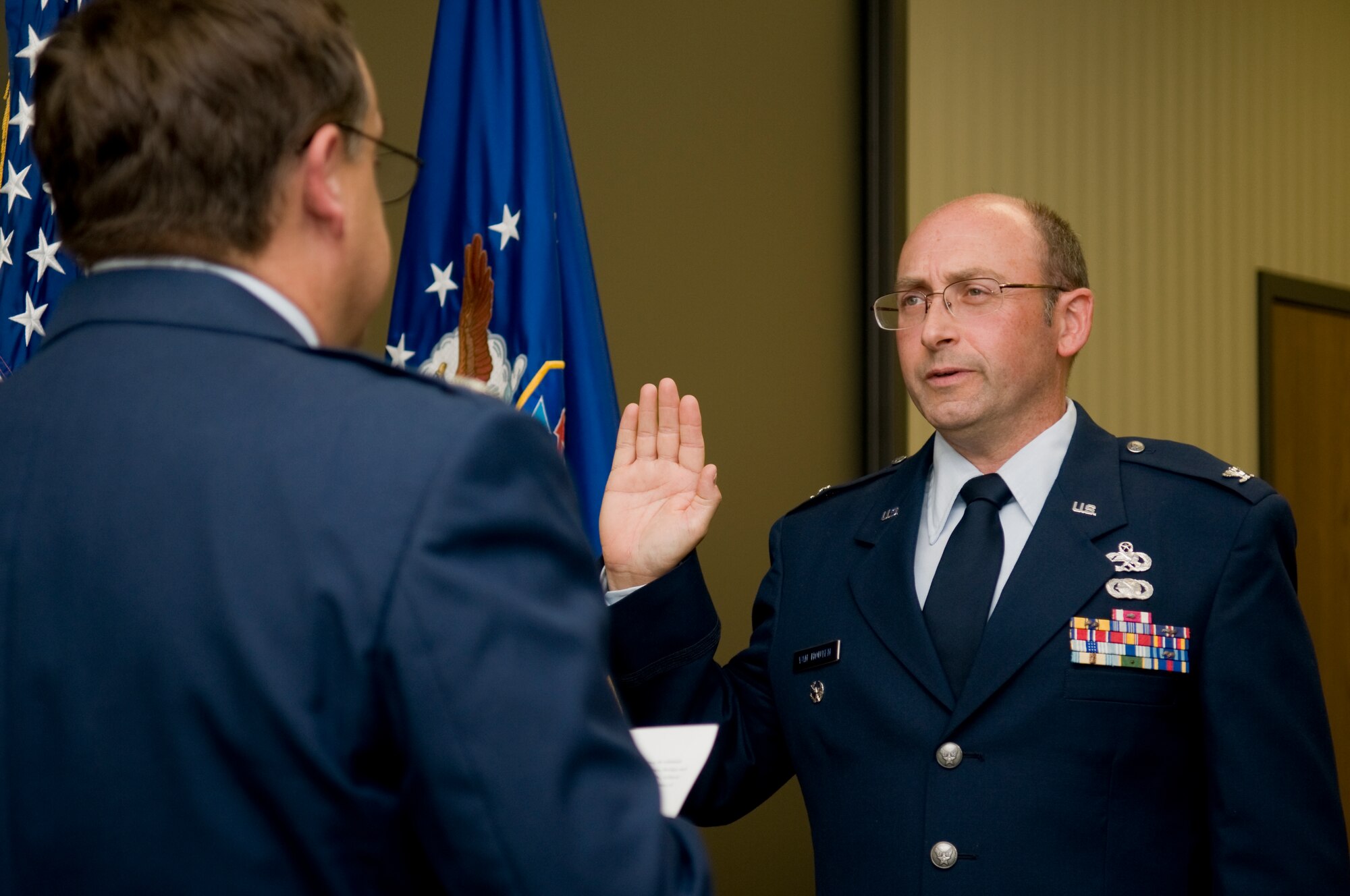 GRISSOM AIR RESERVE BASE, Ind. -- Col. Paul Weimer, left, administers the Oath of Office to Col. Arthur L. Van Houten III, during his promotion ceremony Oct. 23. Van Houten served as the 434th Maintenance Group deputy commander until his promotion. Weimer is the 434th MXG commander. Van Houten will now serve as the senior individual mobilization augmentee for the 402nd Maintenance Wing commander at Robins Air Force Base, Ga. The 402nd MXW provides depot maintenance, engineering support and software development to major weapon systems including F-15s, C-5s, C-130s, C-17s and special operations aircraft. (U.S. Air Force photo/Tech. Sgt. Mark R. W. Orders-Woempner)
