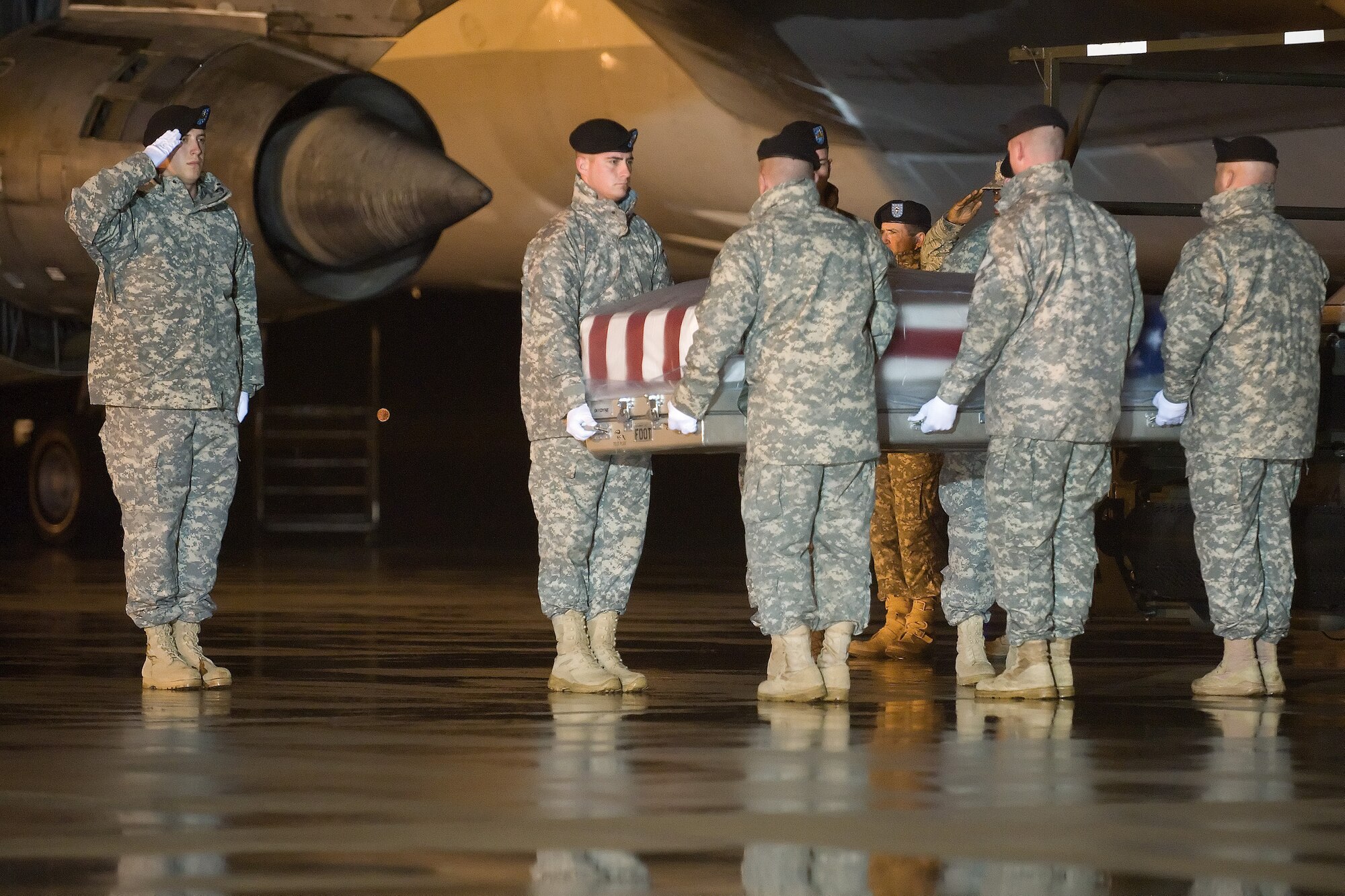 A U.S. Army carry team transfers the remains of Army Spc. David E. Hickman of Greensboro, N.C., at Dover Air Force Base, Del., Nov. 16, 2011. Hickman was assigned to the 2nd Battalion, 325th Airborne Infantry Regiment, 2nd Brigade Combat Team, 82nd Airborne Division, Fort Bragg, N.C. (U.S. Air Force photo/Adrian R. Rowan)
