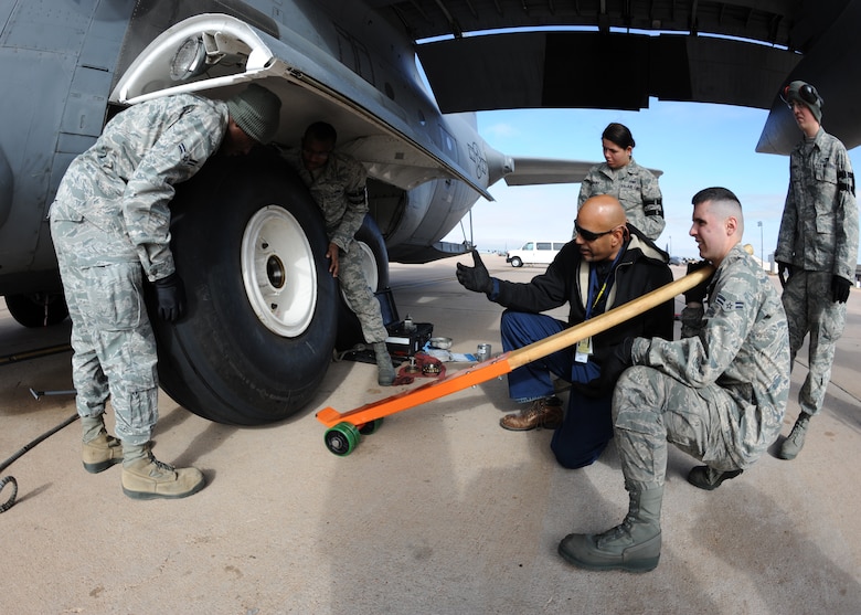 Photo essay Dyess C130 maintainers on the job > Air Mobility Command
