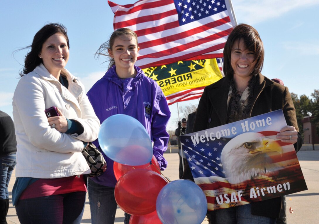 Friends and family gather as members of the 138th Fighter Wing, Oklahoma Air
National Guard, return home after participating in Operation New Dawn where
they provided alert response for troops as well as overhead protection
during troop the drawdown in Iraq.  The 138th members were part of the 125th
Expeditionary Fighter Squadron which was the last fighter aircraft squadron
to be stationed within the borders of Iraq.  (National Guard photo/Master
Sgt. Preston Chasteen)
