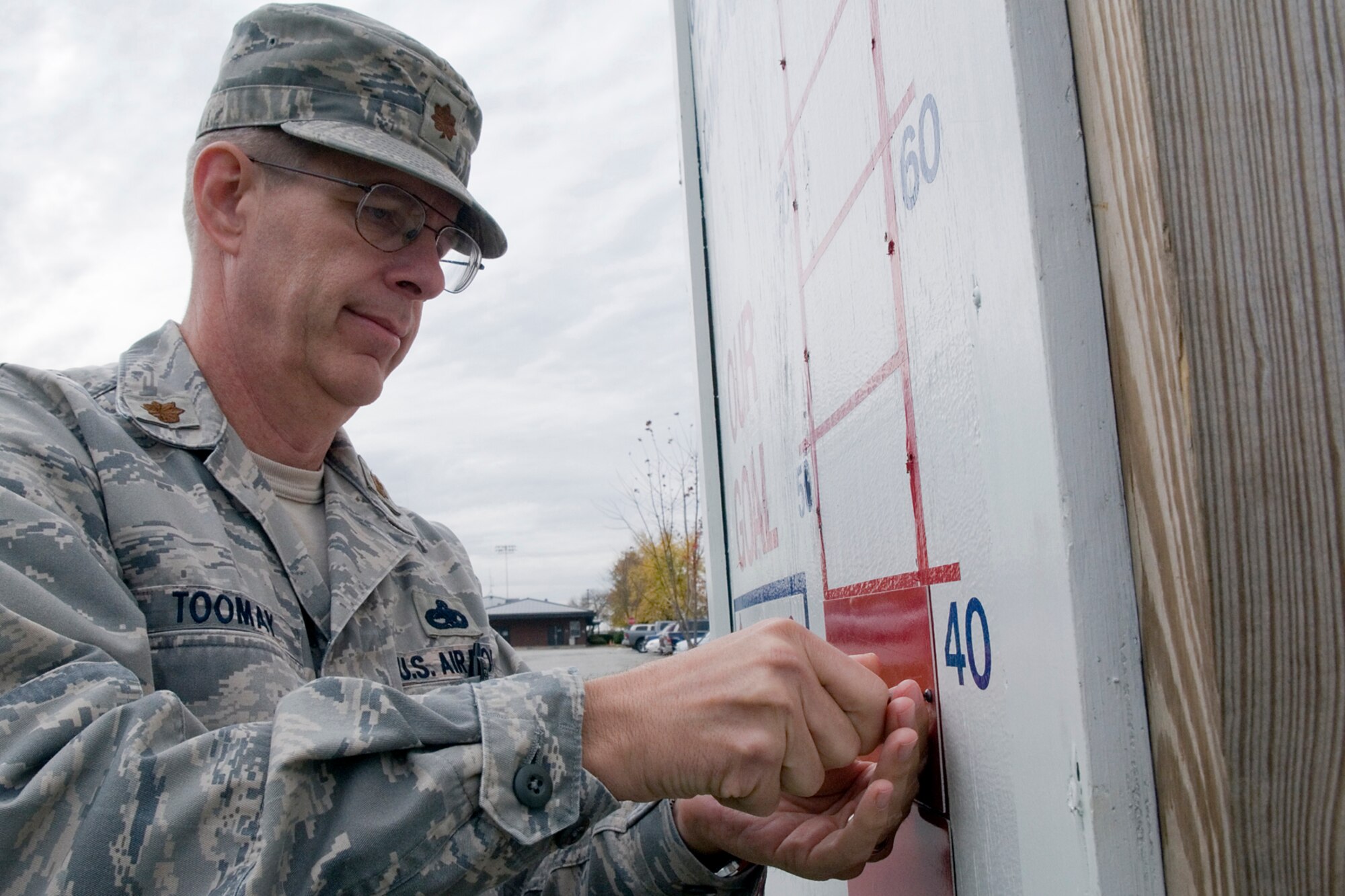 GRISSOM AIR RESERVE BASE, Ind. -- Maj. Shane Toomay, Grissom's Combined Federal Campaign project officer, updates the status sign near the front gate. The annual campaign is underway and ends Dec. 4. Grissom Airmen and civilians interested in making donations should get with their unit CFC workers or Toomay for assistance. (U.S. Air Force photo/Tech. Sgt. Douglas Hays)