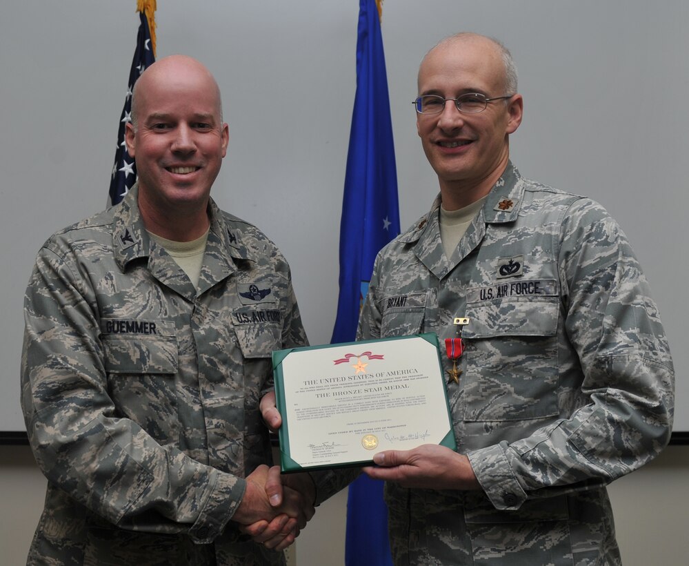 Col. Paul Guemmer awards the Bronze Star Medal to Maj.Scott Bryant Nov. 9. (U.S. Air Force photo/Airman 1st Class Tyirez Frost)