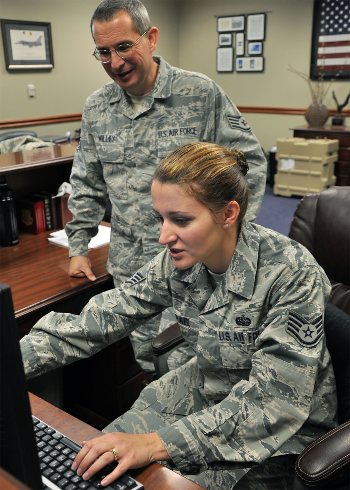 Staff Sgt. Heather Israel, client support administrator in the 419th Maintenance Operations Flight, helps Staff Sgt. Tony Willey, wing historian, set up his user profile on a work computer here during November’s unit training assembly. (U.S. Air Force photo/Staff Sgt. Heather Skinkle)