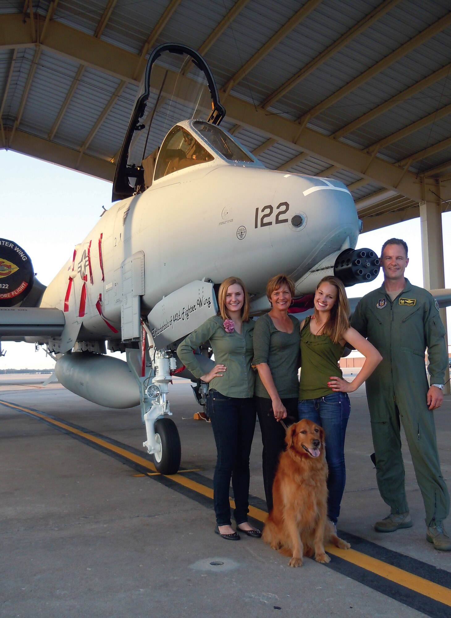 Col. Eric Overturf (left) his daughters and his wife, Karla (second from left.) Overturf is the commander of the 442nd Fighter Wing, an A-10 Thunderbolt II Air Force Reserve unit at Whiteman Air Force Base, Mo. (U.S. Air Force/courtesy photo)