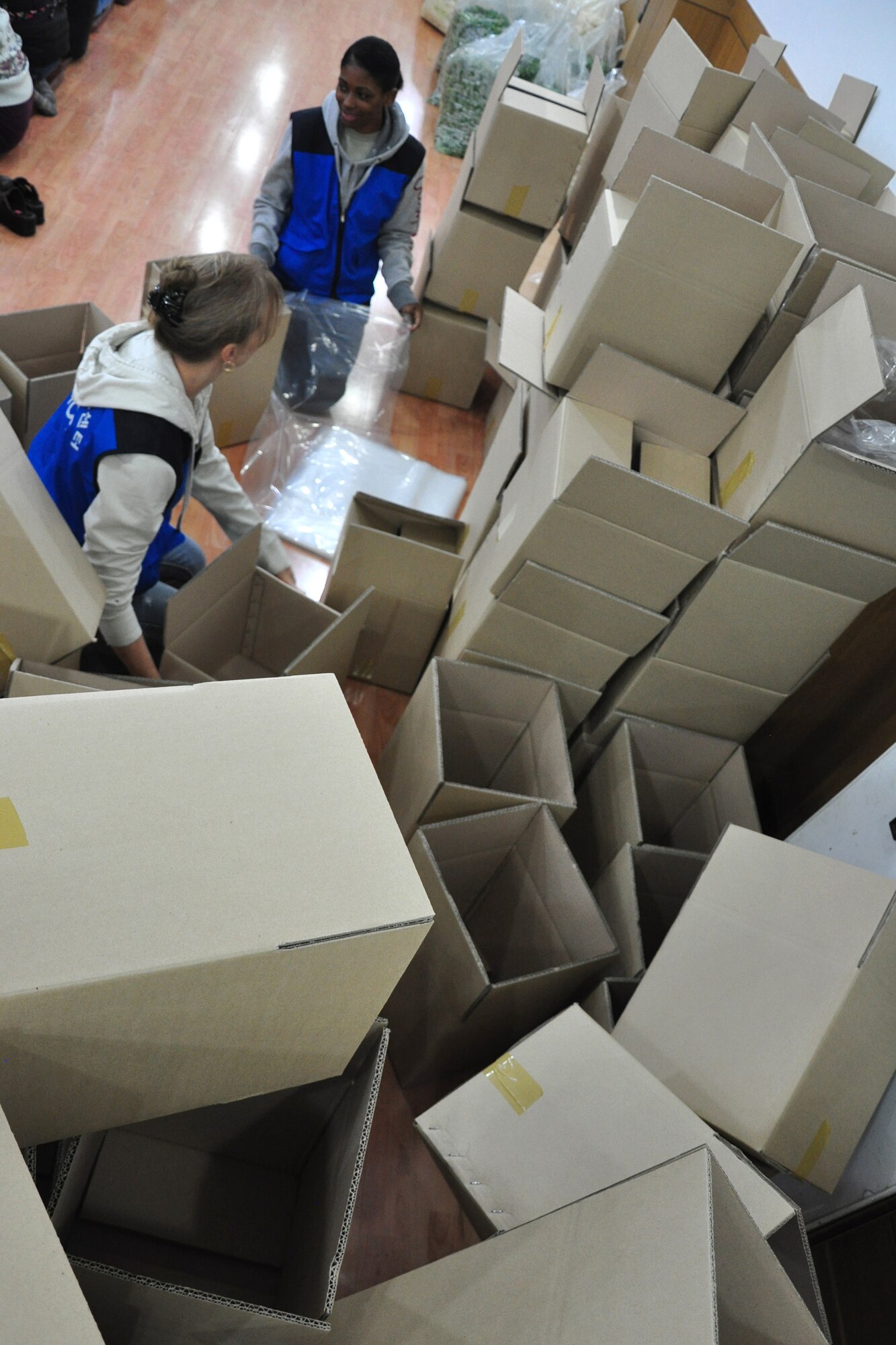 As part of the Good Neighbor Program, Osan and local community members came together Nov. 28 and 29 to prepare nearly 6,000 pounds of kimchi for the holidays in order to help those less fortunate in Songtan. About 200 volunteers helped chop, wash, prep, mix and box nearly 420, 15-pound boxes of kimchi, which will go to 420 local families. (U.S. Air Force photo/Tech. Sgt. Chad Thompson)