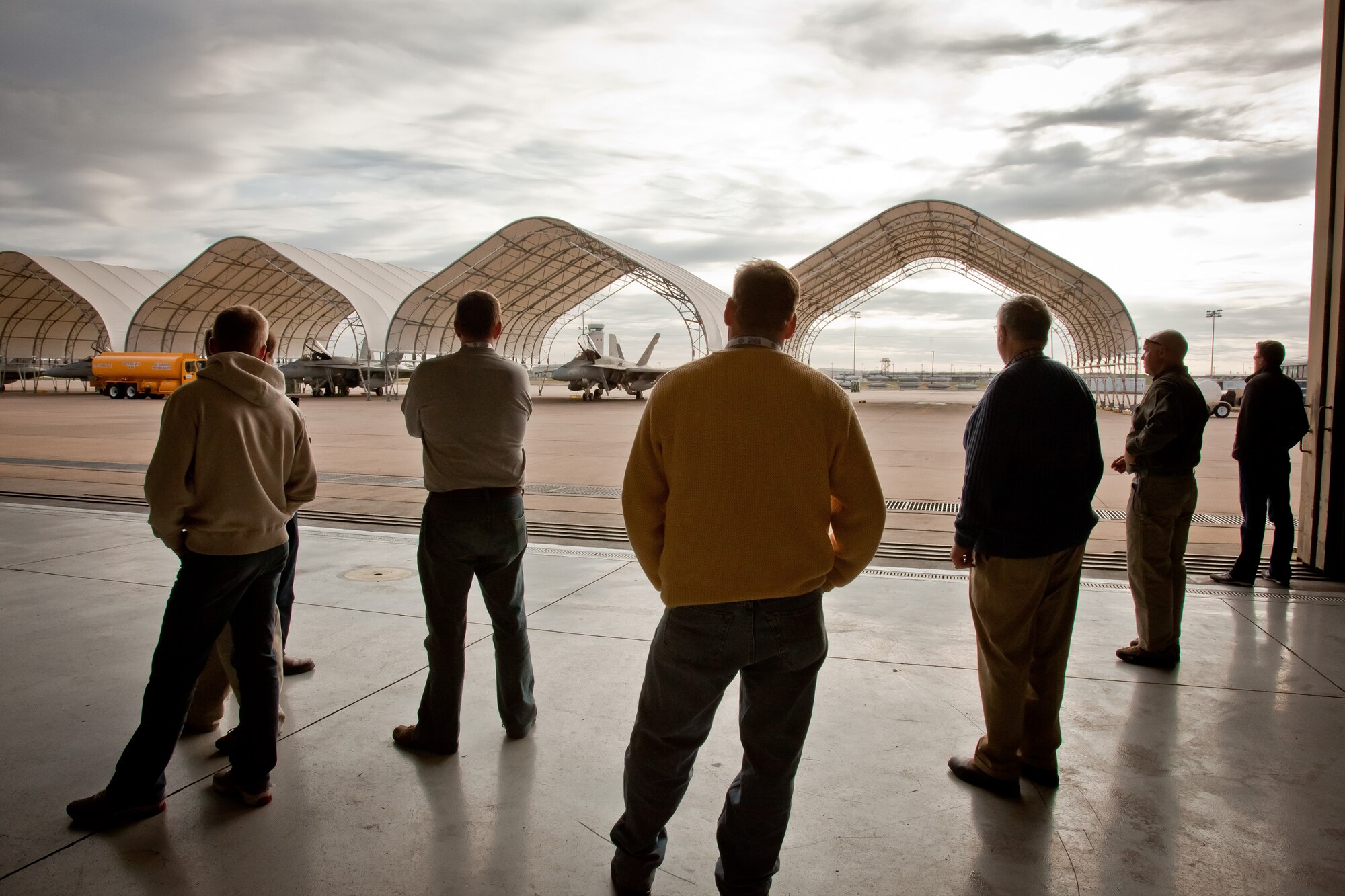 934th Airlift Wing civic leaders watch the Marines work on their F-18 Hornets at NAS Fort Worth, Joint Reserve Base, Texas.  (Air Force Photo/Shannon McKay)