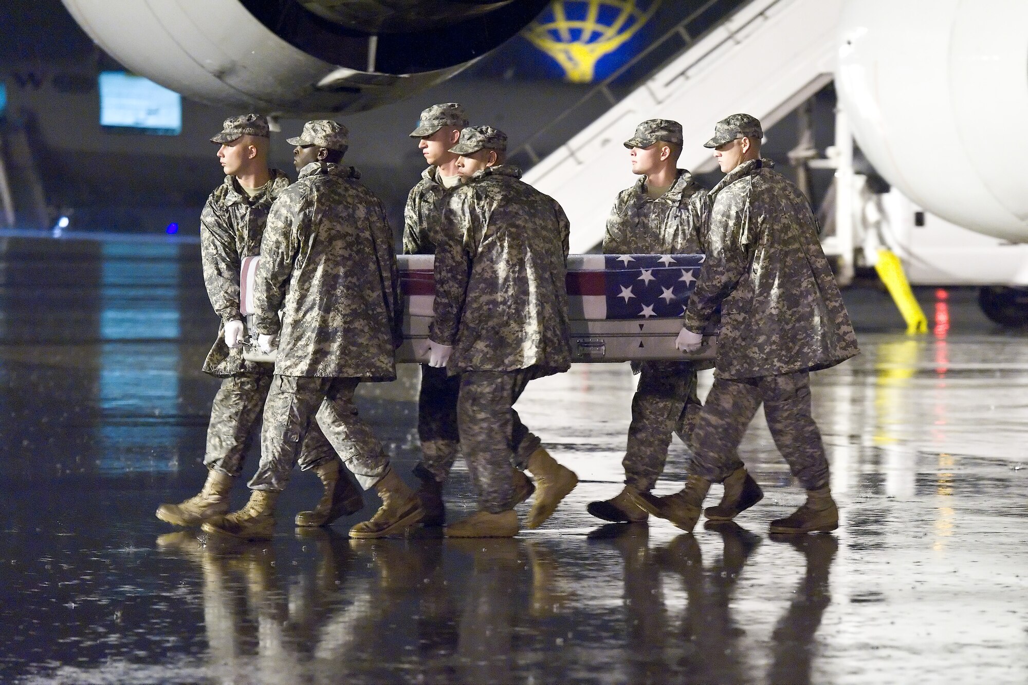 A U.S. Army carry team transfers the remains of Army Pfc. David A. Drake, of Lumberton, Texas, at Dover Air Force Base, Del., Sept. 30, 2011. Drake was assigned to the 5th Engineer Battalion, 4th Maneuver Enhancement Brigade, Fort Leonard Wood, Mo. (U.S. Air Force photo/Roland Balik)
