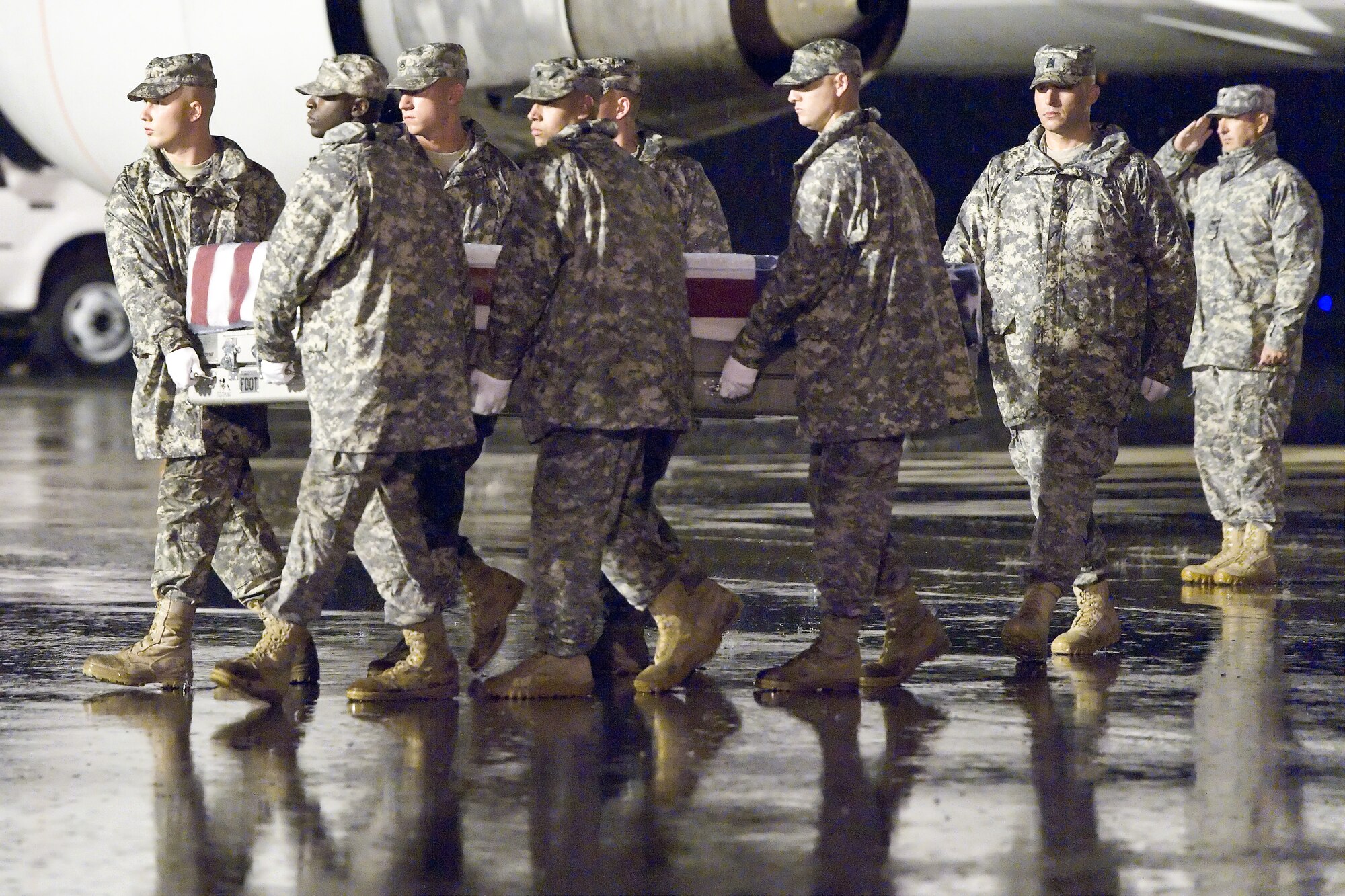 A U.S. Army carry team transfers the remains of Army 1st Lt. Ivan D. Lechowich, of Valrico, Fla., at Dover Air Force Base, Del., Sept. 30, 2011. Lechowich was assigned to the 5th Engineer Battalion, 4th Maneuver Enhancement Brigade, Fort Leonard Wood, Mo. (U.S. Air Force photo/Roland Balik)
