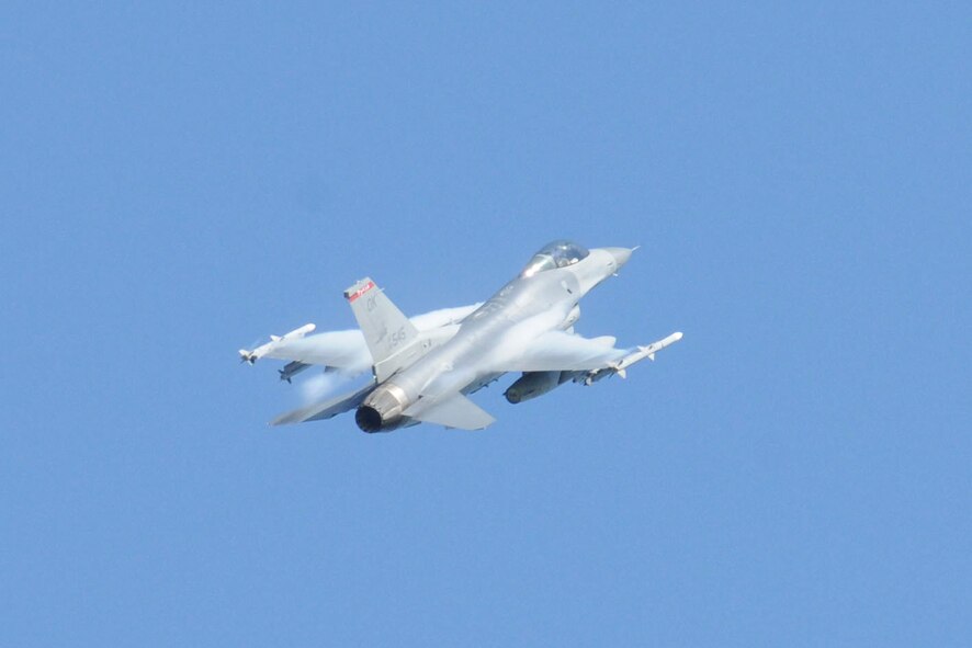 An F-16C from the 138 FW / 125 FS (Tulsa, OK) drops flares as an evasive maneuver at the 2011 Smoky Hill Open House.