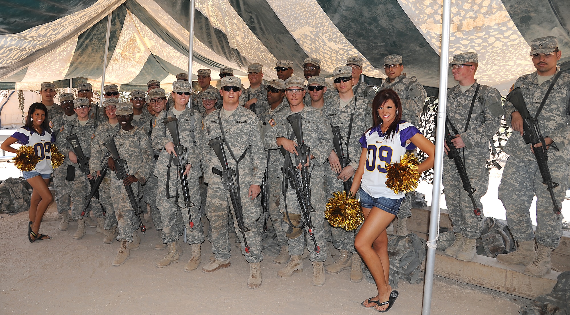 GOODFELLOW AIR FORCE BASE, Texas – Army students with 344th Military Intelligence Battalion here pose with two Minnesota Vikings cheerleaders at Camp Sentinel Sept. 30. The cheerleaders visited Goodfellow to boost morale. (U.S. Air Force photo/Airman 1st Class Michael Smith)   