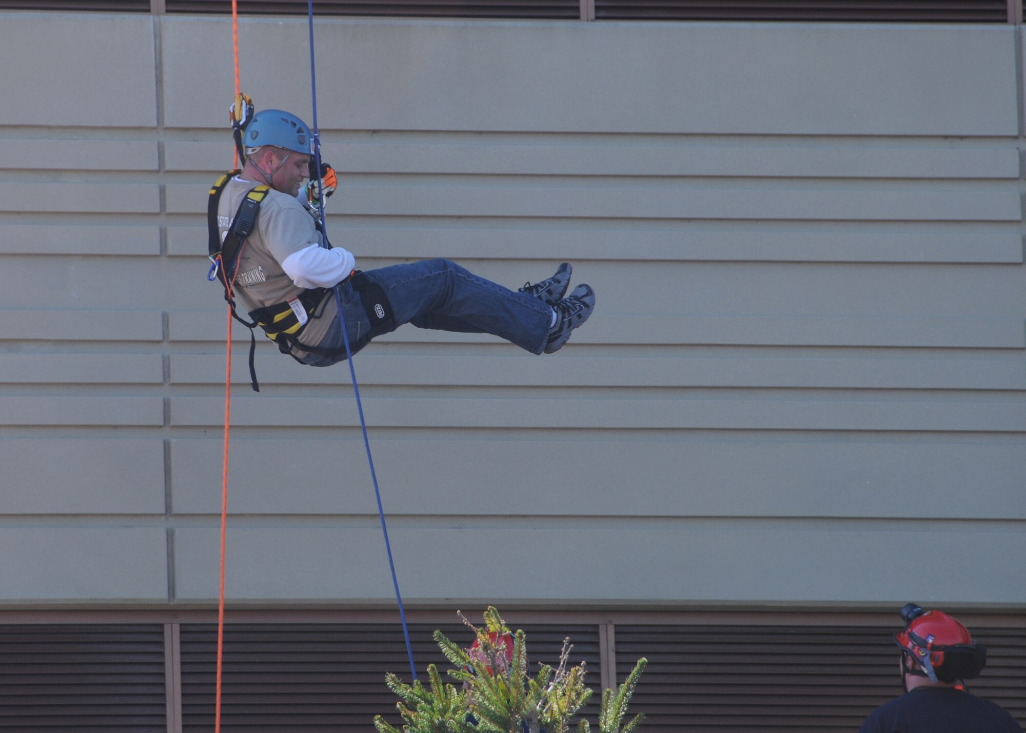A Special Olympics volunteer assists Staff Sergeant Tim Reynolds as he completes his 19 story rappel at the "Over the Edge" event sponsored by Special Olympics at the Four Seasons Hotel, Saint Louis, Oct 7.  Reynolds got over his fear of heights to participate in the event, but admits he will help others sign up for next year's event.  The Missouri Air and Army National Guard is an official sponsor of Special Olympics.  Reynolds  is a members of the Security Forces of the 131st Bomb Wing, Missouri Air National Guard, at Lambert-Saint Louis,  (Photo by Master Sgt. Mary-Dale Amison).  

