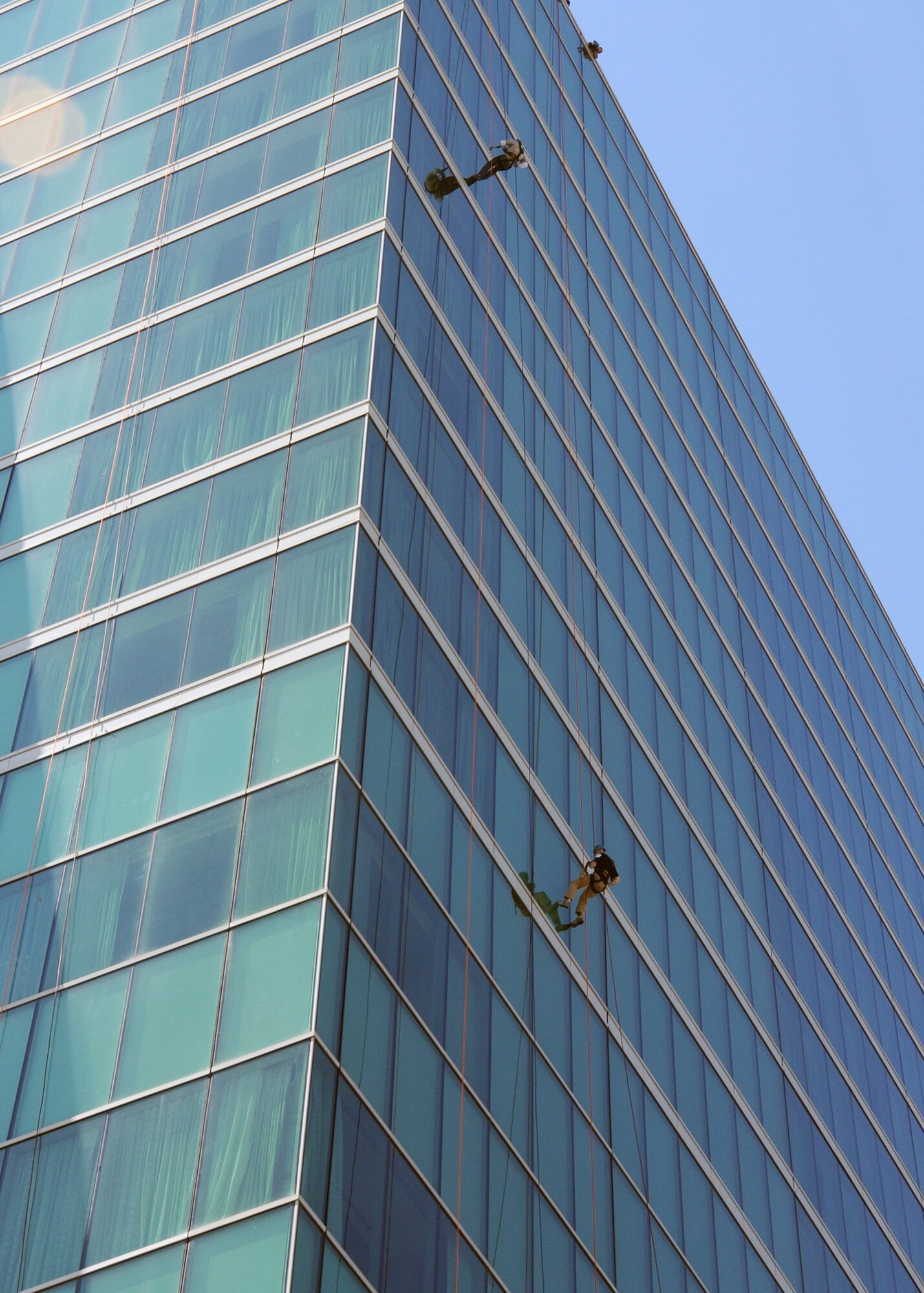 Staff Sgts. Mike Lay (l) and Tim Reynolds rappel off the 19th-story Four Seasons Hotel-Saint Louis, during the "Over the Edge" event sponsored by Special Olympics, Oct 7.  Both raised  over $1000.00 in support of Special Olympics.  Lay is an avid skydiver, while Reynolds is afraid of heights, but got over his fear to participate in the event.   The Missouri Air and Army National Guard is an official sponsor of Special Olympics.  Reynolds and Lay are members of the Security Forces of the 131st Bomb Wing, Missouri Air National Guard, at Lambert-Saint Louis,  (Photo by Master Sgt. Mary-Dale
Amison).  

