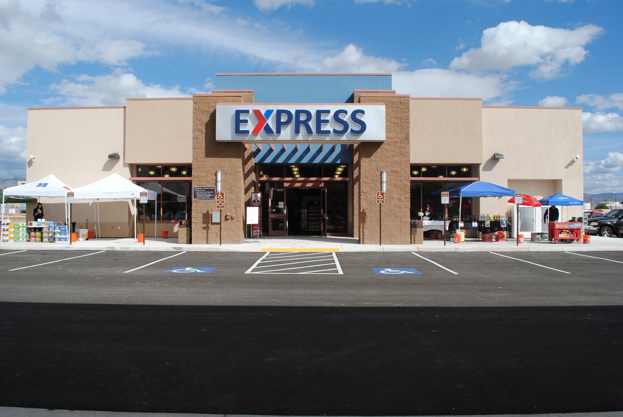 KIRTLAND AFB, N.M. -- The Kirtland West Side Express opened Wednesday. The $3.6-million project was funded by the Exchange Morale, Welfare and Recreation Program. At 4,900 square feet, it more than doubles the size of the west side Shoppette it replaces. (Photo by by Jonathan Rejent) 