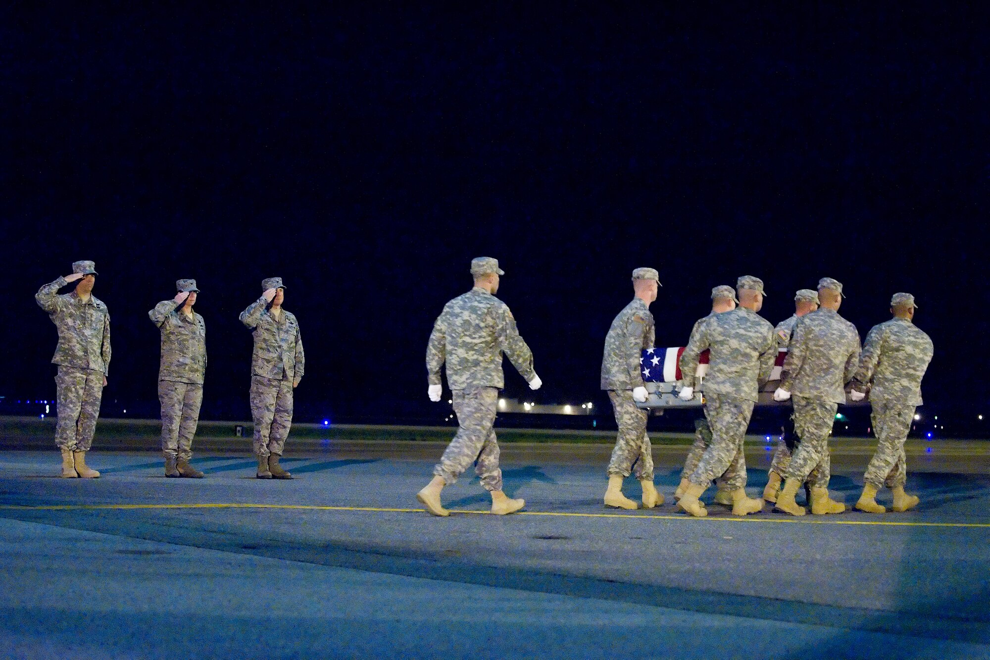 A U.S. Army carry team transfers the remains of Army Sgt. Nathan L. Wyrick of Enumclaw, Wash., at Dover Air Force Base, Del., Oct. 11, 2011.  Wyrick was assigned to the 1st Battalion, 32nd Infantry Regiment, 3rd Brigade Combat Team, 10th Mountain Division, Fort Drum, N.Y. (U.S. Air Force photo/Adrian Rowan)
