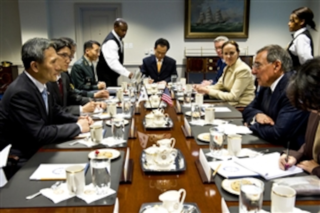 U.S. Defense Secretary Leon Panetta, right center, meets with South Korean Defense Minister Kim Kwan-jin, left center, at the Pentagon, Oct. 12, 2011.