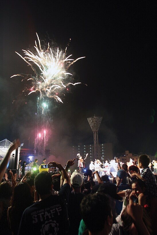 Fireworks signal the end of the 5th Worldwide Uchinanchu Festival at the Okinawa Cellular Baseball Stadium in downtown Naha Oct. 16. The closing ceremony included remarks by many organizations and overseas participants followed by a live musical performance by Kazufumi Miyazawa (The Boom), Shokichi Kina, Diamantes and Begin.