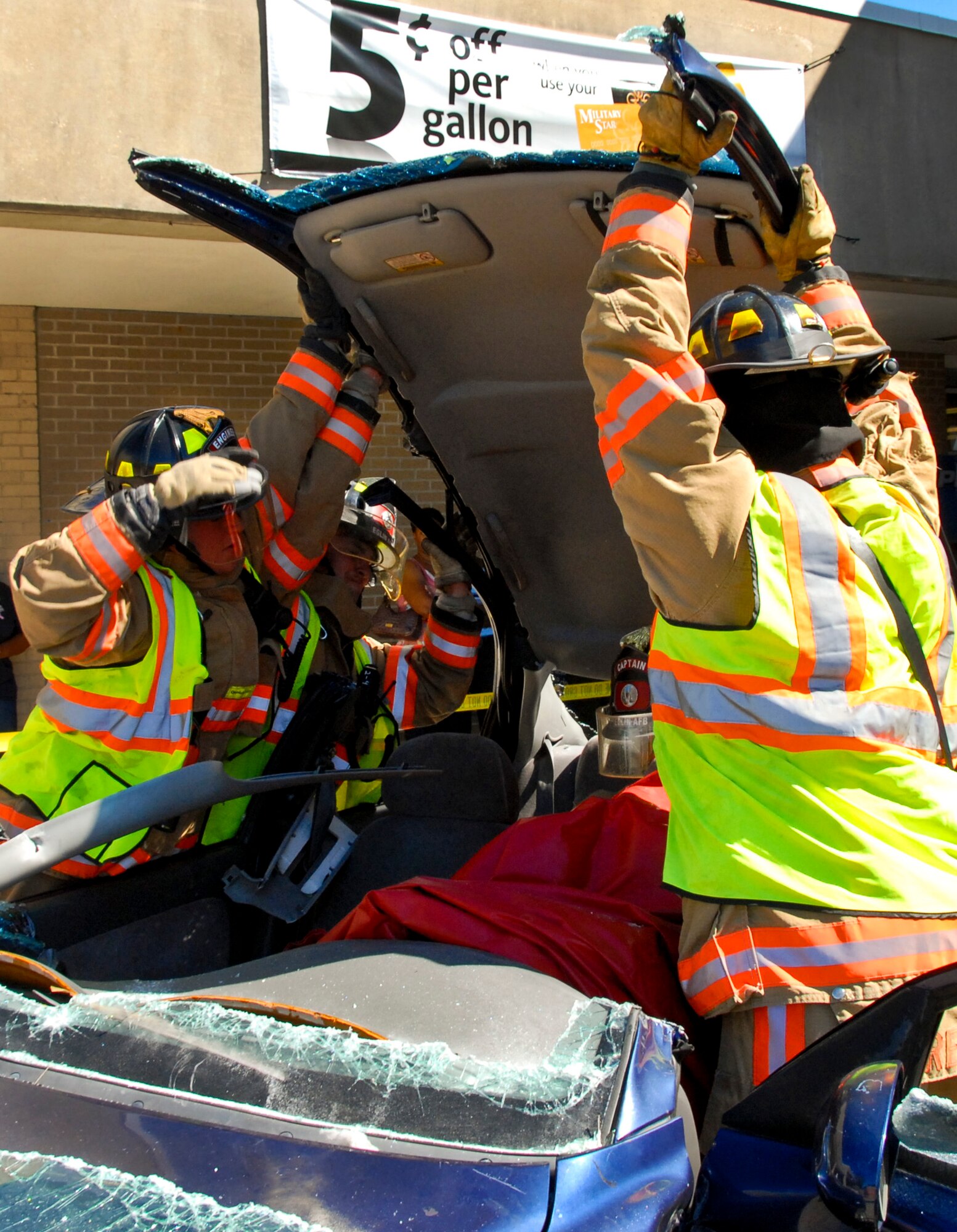 Firefighters from the 96th Civil Engineer Group cut off and lift a car’s roof in a simulated rescue of an automobile crash ‘victim’, during a ‘Jaws of Life’ demonstration at the base exchange Oct. 14 at Eglin Air Force Base, Fla.  The demonstration simulated how firefighters rescue victims involved in an automobile crash as part of Fire Prevention Week.  (U.S. Air Force photo/Kevin Gaddie)