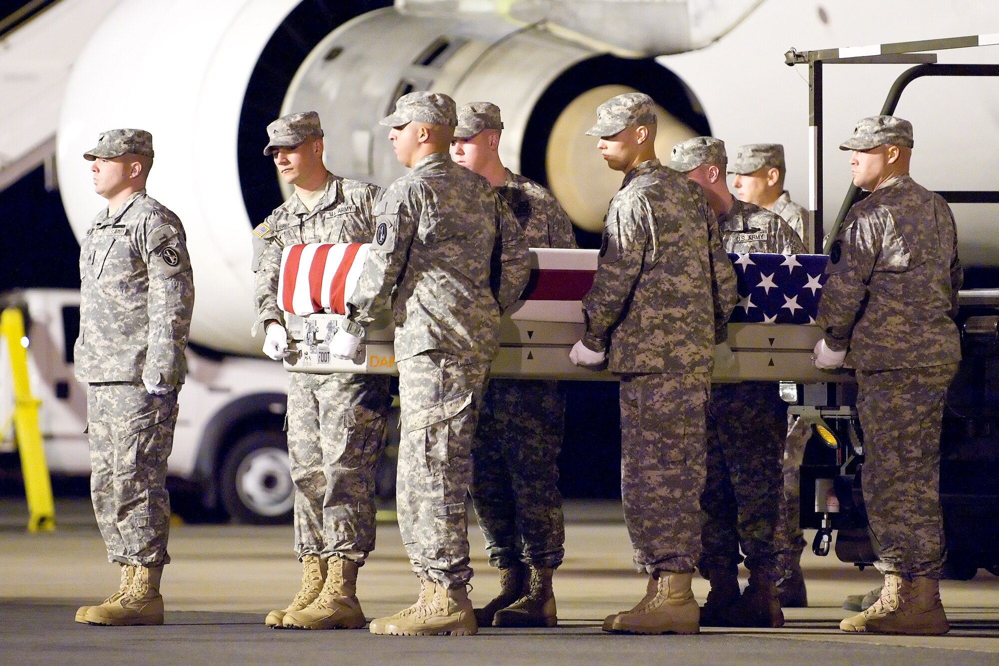A U.S. Army carry team transfers the remains of Army Staff Sgt. Robert B. Cowdrey of Atwater, Ohio, at Dover Air Force Base, Del., Oct. 17, 2011. Cowdrey was assigned to the 3rd Battalion, 82nd Combat Aviation Brigade, 82nd Airborne Division, Fort Bragg, N.C. (U.S. Air Force photo/Adrian Rowan)
