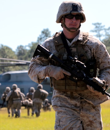 Anti-Terrorism Marines take to the skies during helo training > 2nd ...