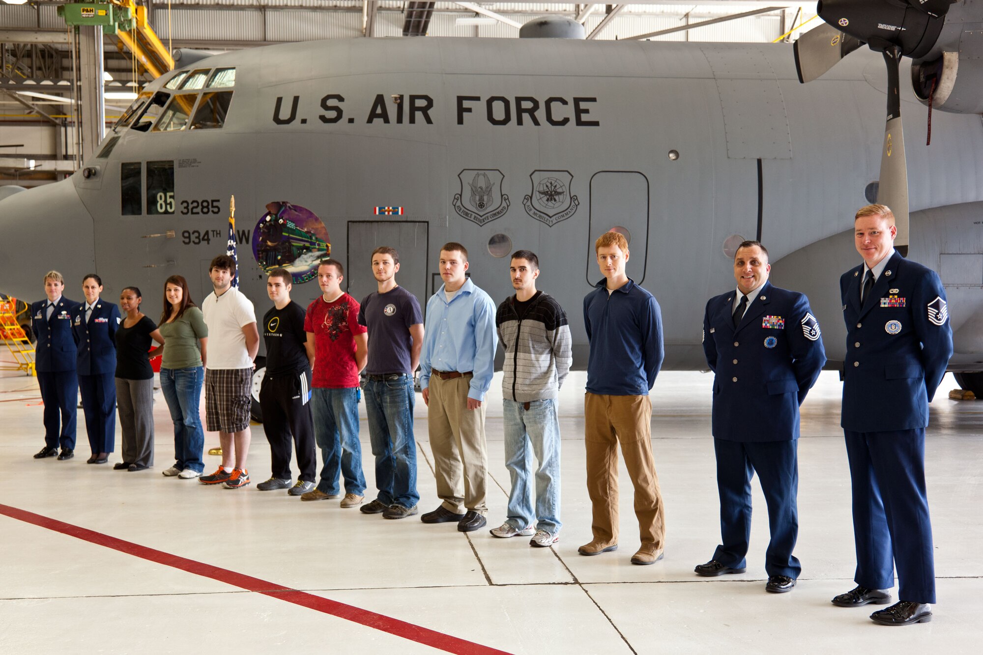 Col. Ronald Wilt, 934th Operations Group commander, administers the oath of enlistment to new recruits Oct. 21 at the 934th Airlift Wing. (Air Force Photo/Shannon McCay)
