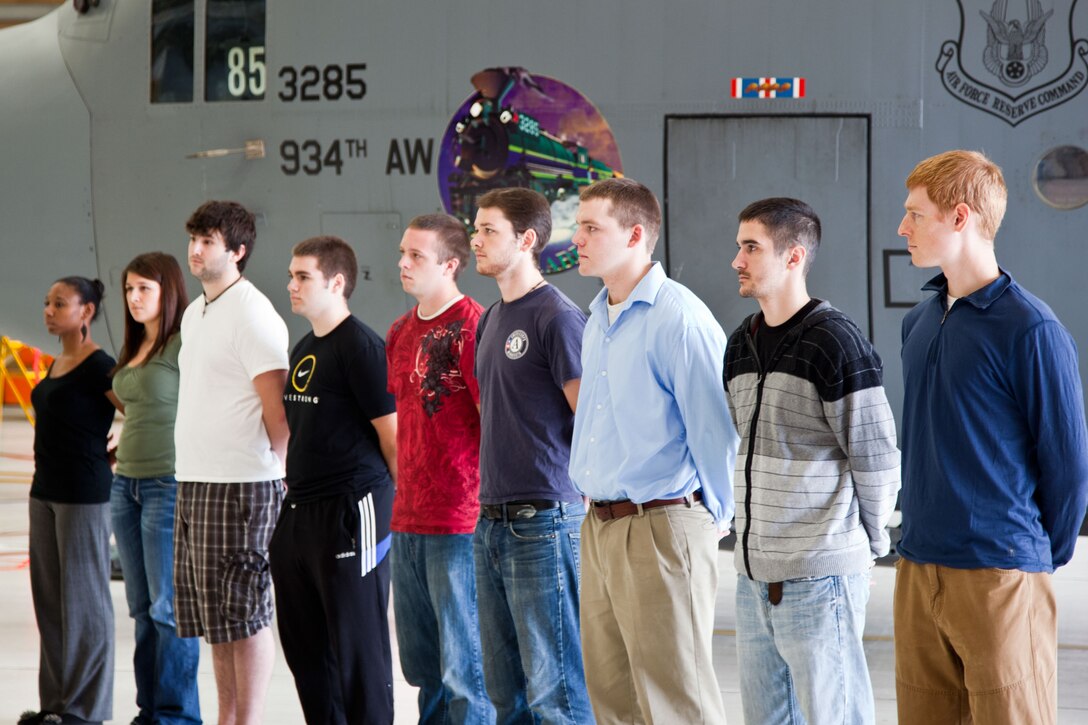 Col. Ronald Wilt, 934th Operations Group commander, administers the oath of enlistment to new recruits Oct. 21 at the 934th Airlift Wing. (Air Force Photo/Shannon McCay)