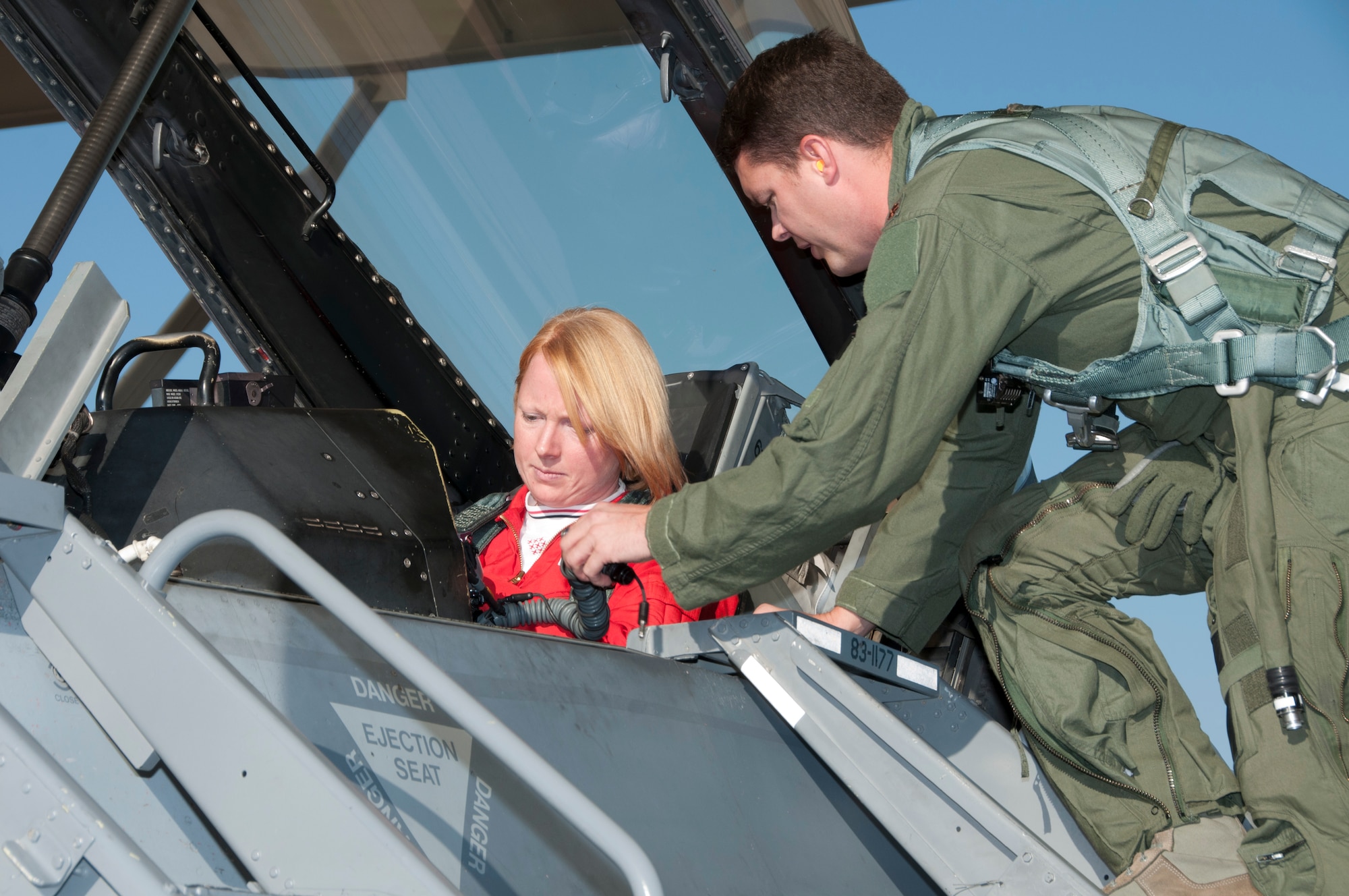 Maj. John Smith, an instructor pilot at the 162nd Fighter Wing, ensures RAF Flight Lt. Kirsty Stewart is ready to fly in an F-16 Fighting Falcon at Tucson International Airport, Oct. 21. (U.S. Air Force photo/Master Sgt. Dave Neve)