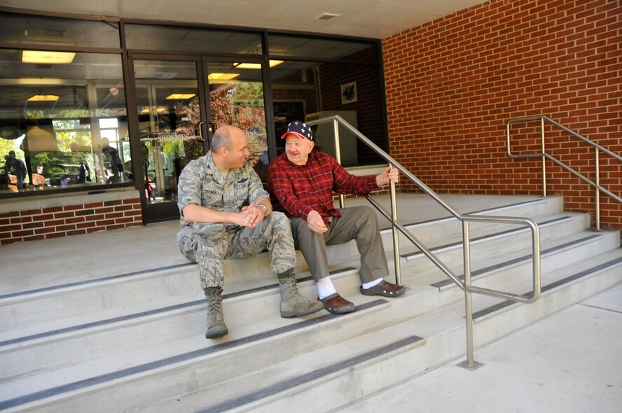 AEDC Commander Col. Michael Brewer shares a laugh with a veteran on the steps of the ALC Oct. 6 during the annual VA Picnic. (Photo by Rick Goodfriend)