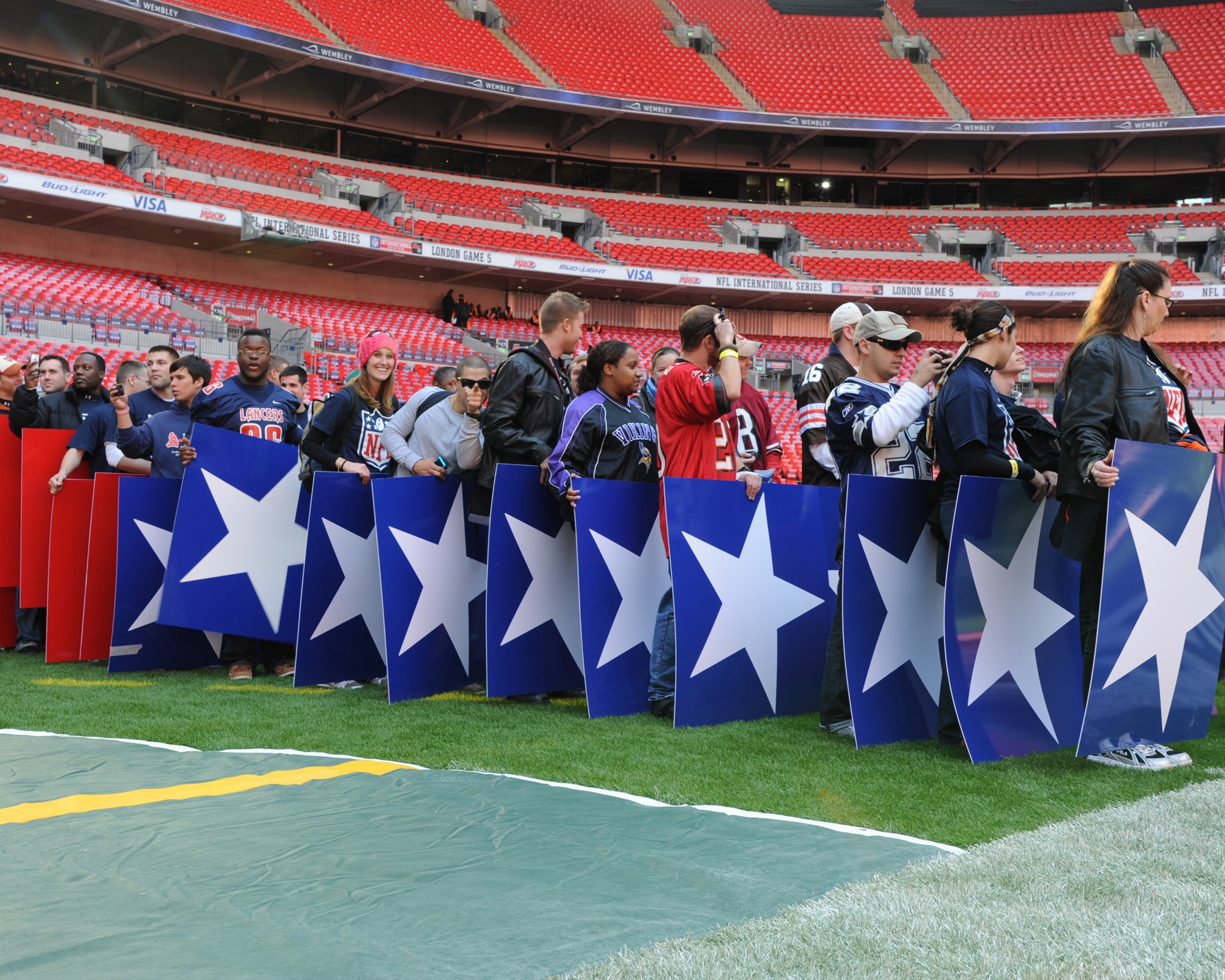 Community relations scores touchdown >Royal Air Force Lakenheath >Article Display