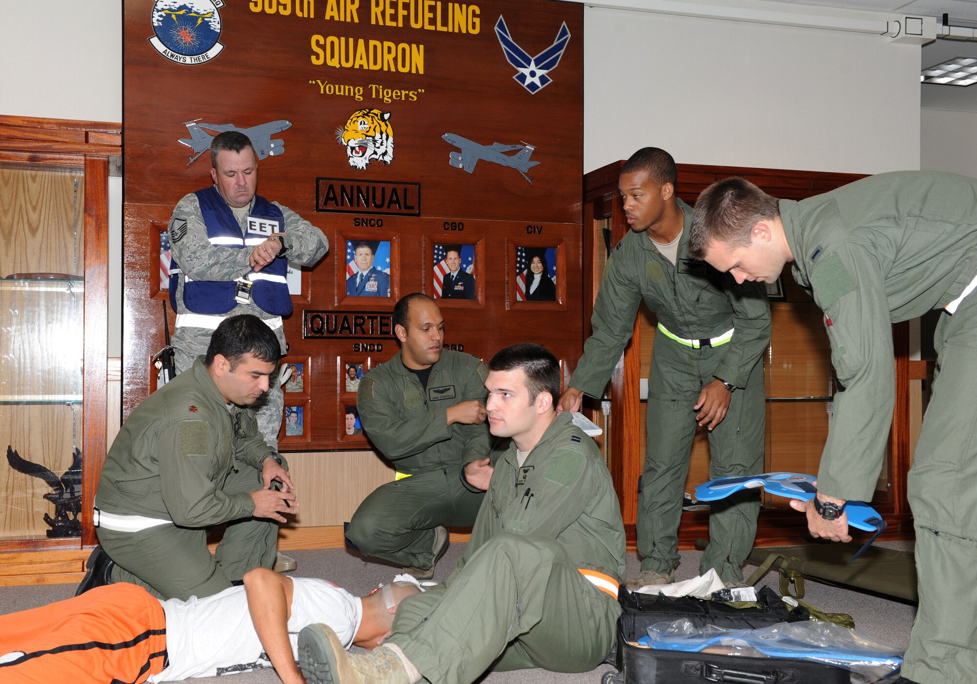 U.S. Air Force Master Sgt. Brent Sanders, 18th Wing Plans superintendent of inspections,  evaluates how Airmen apply self-aid and buddy care to an injured Airman during a suicide bomber scenario at the 909th Air Refueling Squadron during Beverly High 12-1, a local operational readiness exercise on Kadena Air Base, Japan, Oct. 25. The 18th Wing is participating in the LORE Oct. 24-28 to test the readiness of Kadena Airmen. (U.S. Air Force photo/Junko Kinjo/Released) 