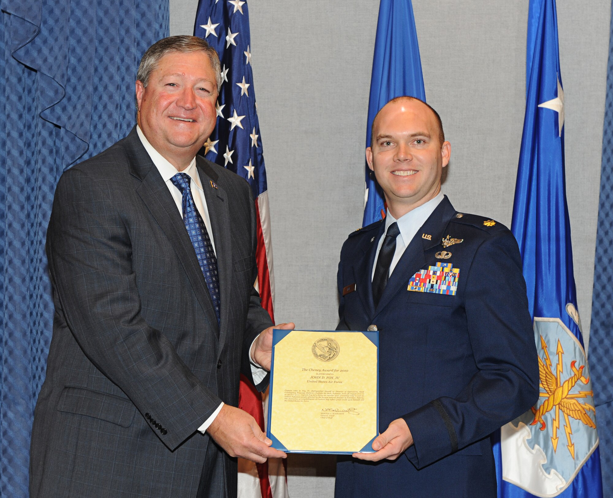 Secretary of the Air Force Michael Donley presents the Lt. William
Cheney Award to Maj. John D. Foy IV during a ceremony at the Pentagon Oct.
27, 2011. (U.S. Air Force photo/Andy Morataya)