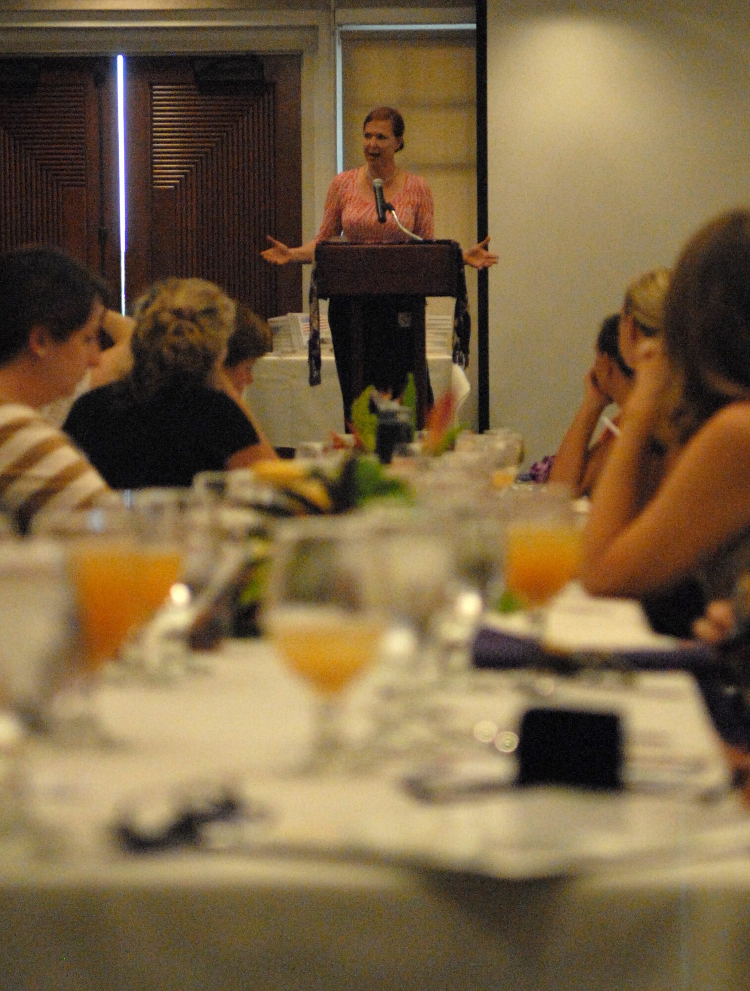 Kim Dozier, an award-winning CBS News reporter who was injured in
Iraq during a car bombing, speaks to more than 300 women at Joint Base Pearl
Harbor-Hickam, Hawaii, during the Joint Spouses Conference Oct. 22. Dozier
was born in Hawaii and has not been back to the island since she was 13
years old. She made the trip specifically to speak with military spouses
from all services. (U.S. Air Force photo/Staff Sgt. Carolyn Herrick)
