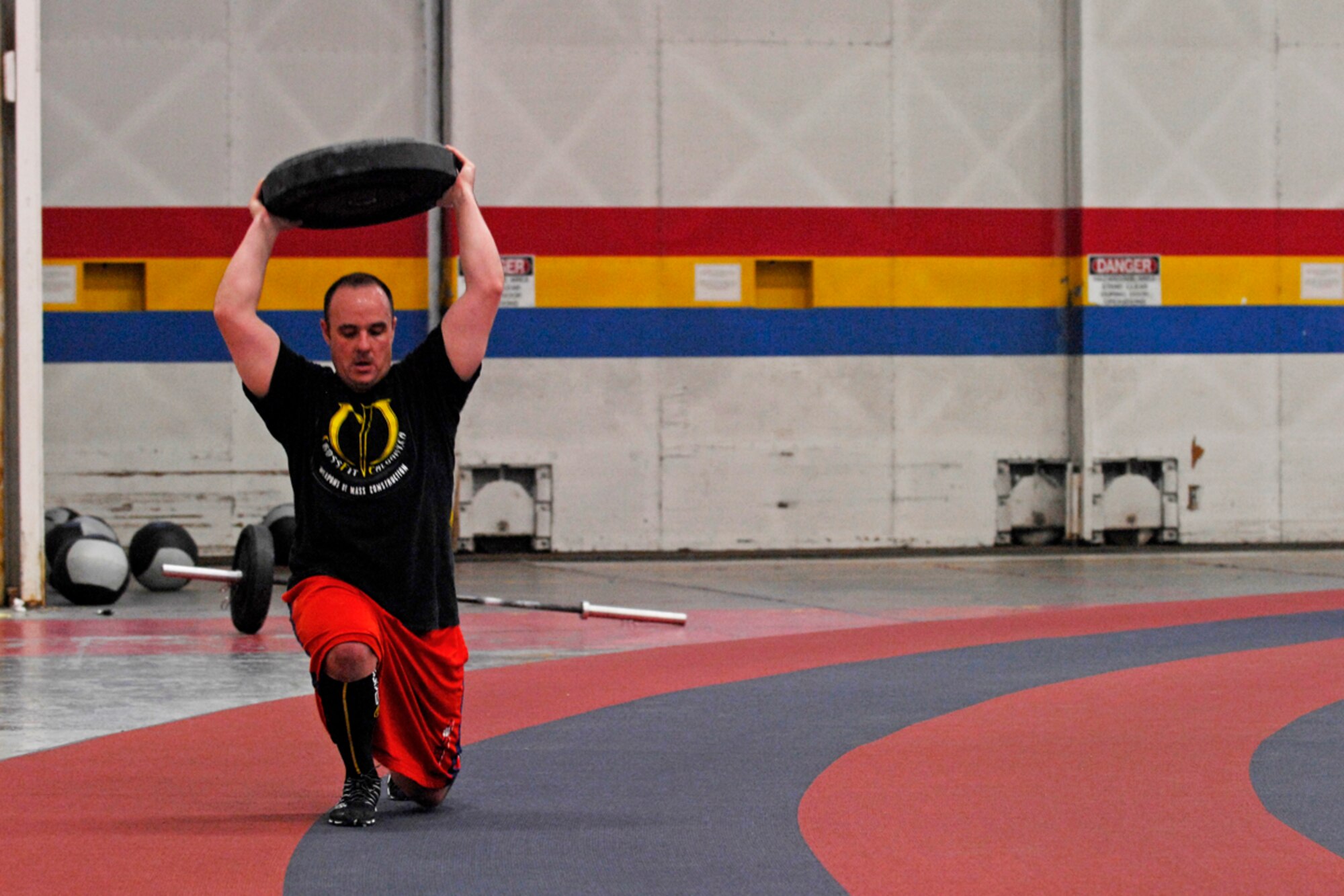 Tech. Sgt. Clifton Somers performs lunges during a CrossFit workout at Hanger 5 Fitness Center on Joint Base Elmendorf-Richardson, Alaska, Oct. 25. Somers has lost 20 pounds in the last three months doing CrossFit.  He is assigned to the 673d Medical Group. (U.S. Air Force photo/Staff Sgt. Brian Ferguson)