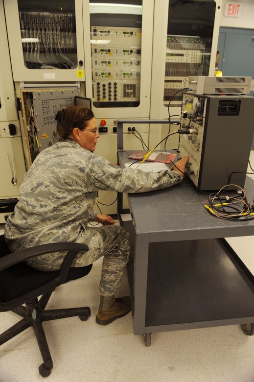 The avionics shop at work > Dyess Air Force Base > Article Display
